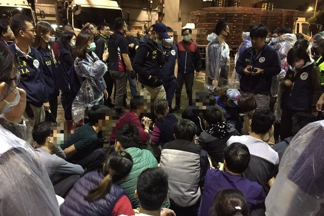 移民署在萬華一處屠宰場，查獲22名非法移工。（移民署提供）