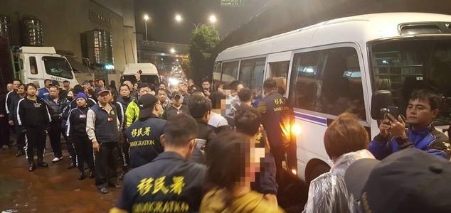 移民署將22名非法移工押送上車。（移民署提供）