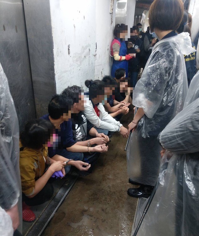 業者僱用非法移工,趁深夜上工。(移民署提供)