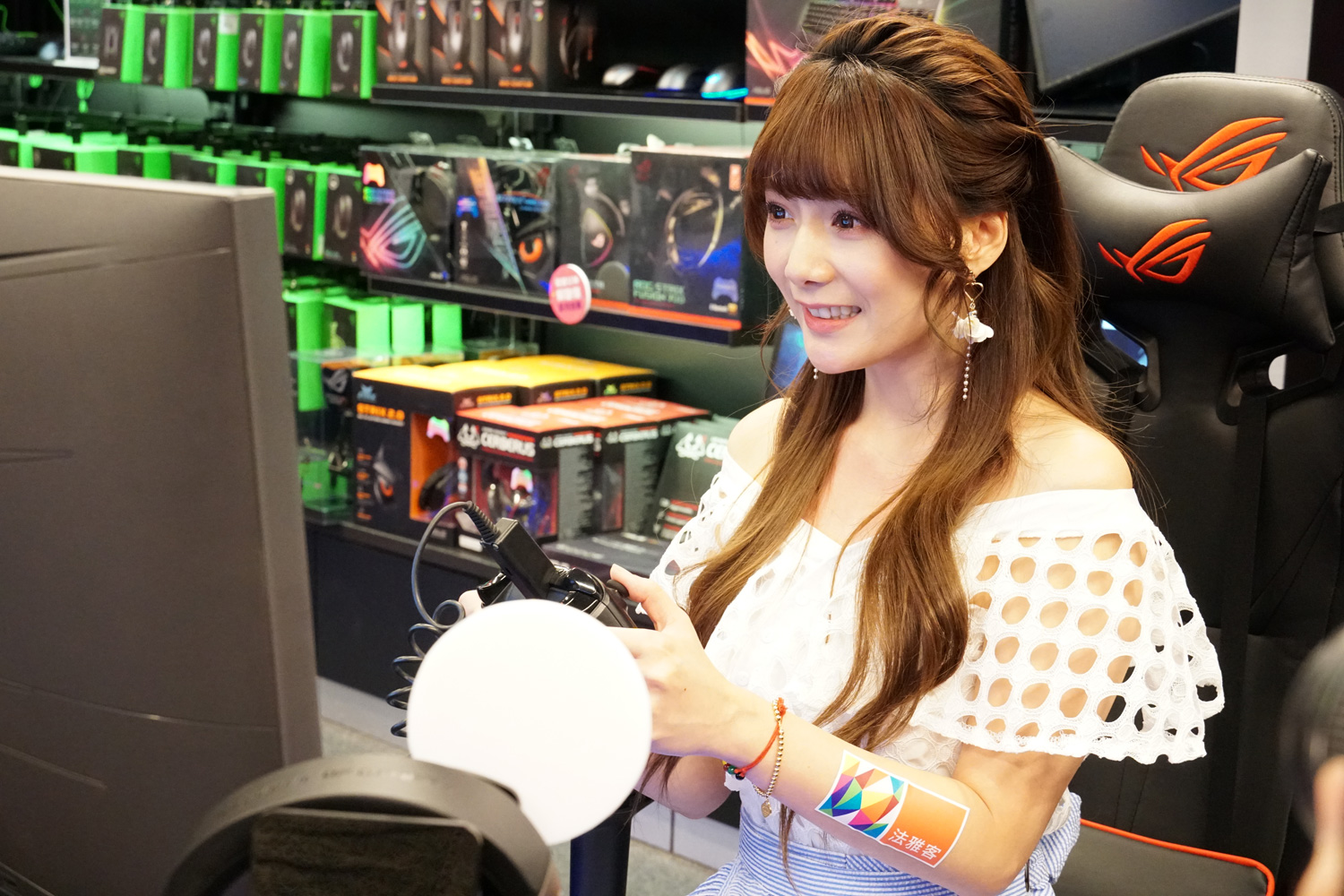 解婕翎擔任法雅客電競專區一日店長，自爆過年打電動太入迷，出現血尿。