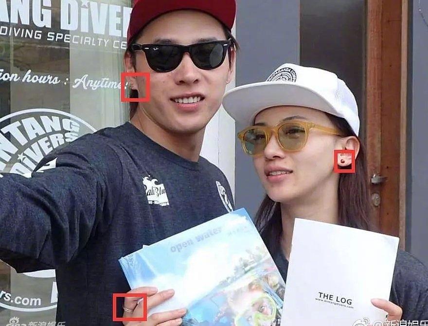 網友挖出吳謹言與洪堯合照,兩人戴著同款耳環。(翻攝新浪娛樂)