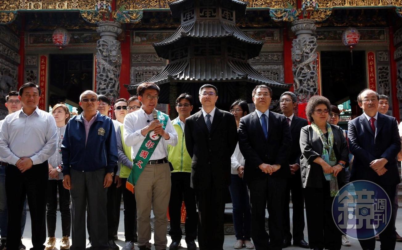 民進黨主席卓榮泰(前排中)今到台南市代天府為黨籍立委補選候選人郭國文造勢。