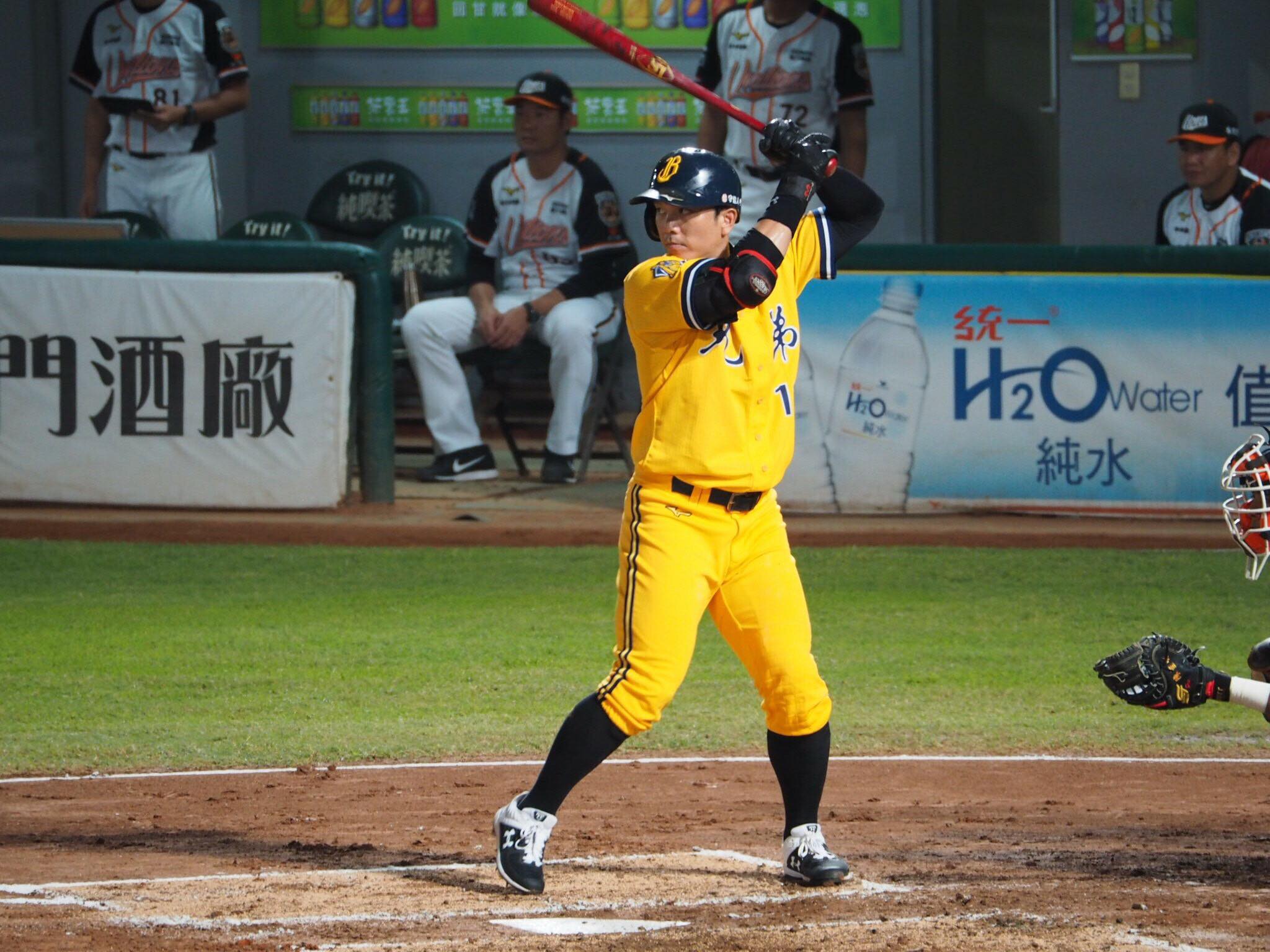 周思齊開出第一槍，向中職聯盟遞交薪資仲裁。（翻攝自周思齊臉書）