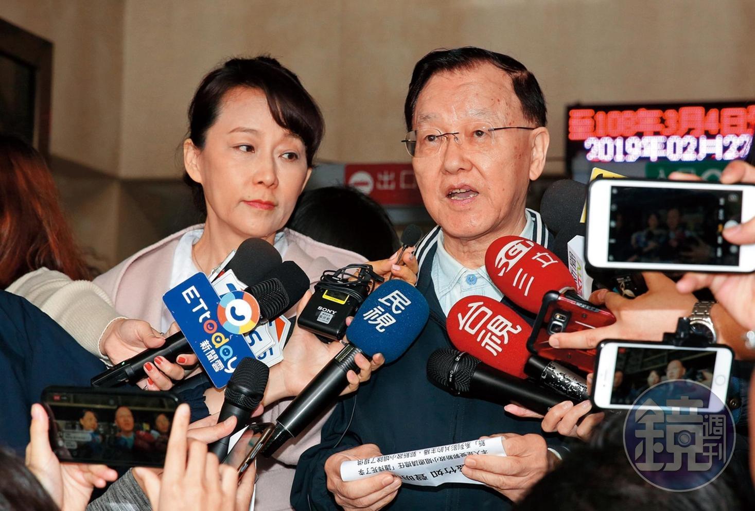 郭新政(左)策畫拍攝「誰摔死了李新」系列影片,找來知名主播盛竹如(右)配音,2人均遭前立委羅淑蕾控告。(本刊資料照)