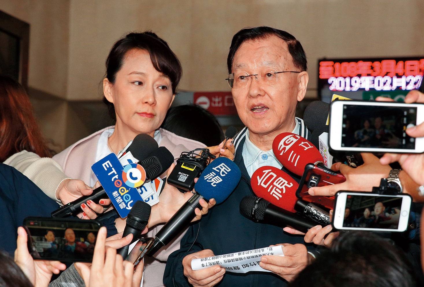 郭新政(左)籌拍《誰摔死了李新》,連旁白哥盛竹如(右)也被羅淑蕾告了。