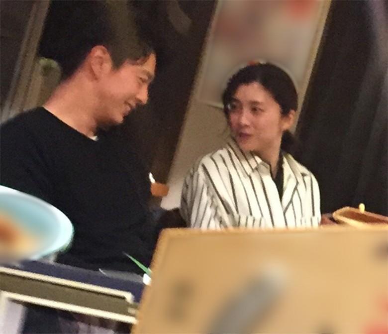 竹內結子（右）與同門師弟中林大樹年初才被拍到在烤雞串店約會，27日深夜在推特被爆料兩人已閃婚。（網路圖片）
