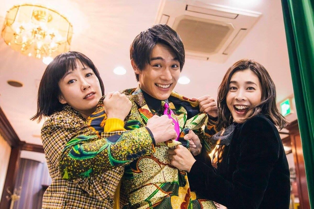 竹內結子（右）主演《QUEEN 醜聞專門律師》，與水川麻美、中川大志合作。（翻攝日本富士電視台FB）