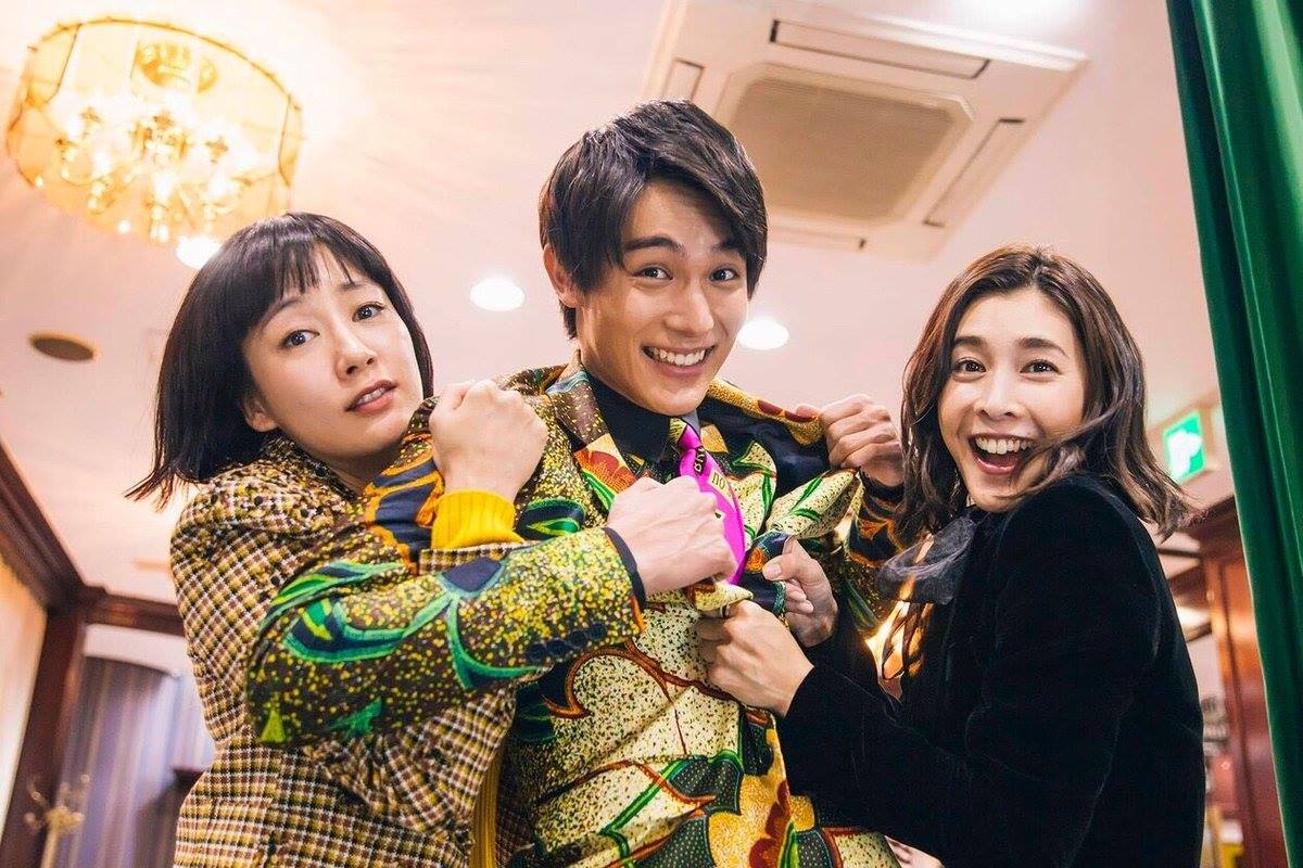 竹內結子（右）主演《QUEEN 醜聞專門律師》，與水川麻美、中川大志合作。（翻攝日本富士電視台FB）