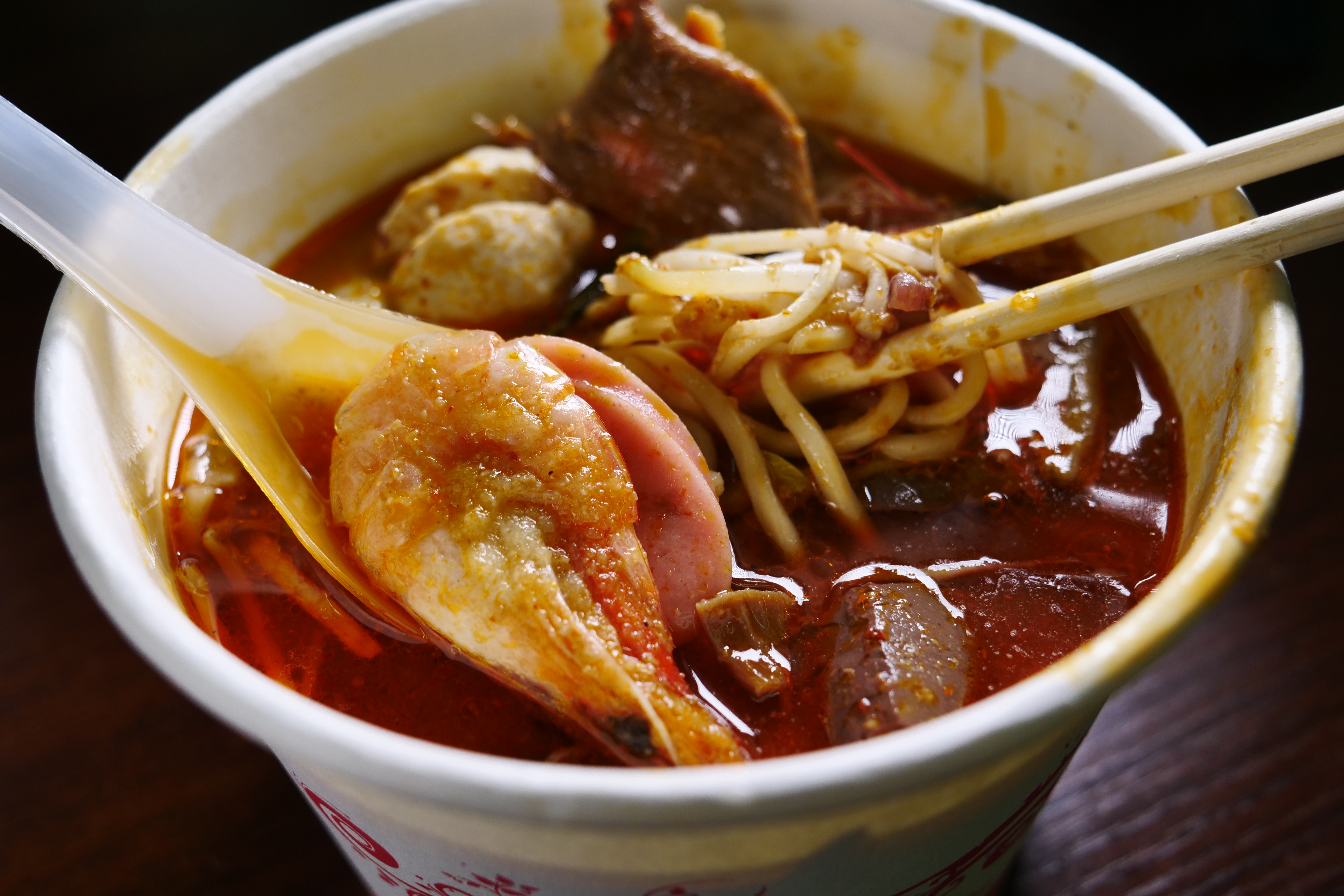 香氣濃郁的「沙茶麵」用料豐盛，湯頭微甜又微辣。（人民幣25元／碗，約NT$116）