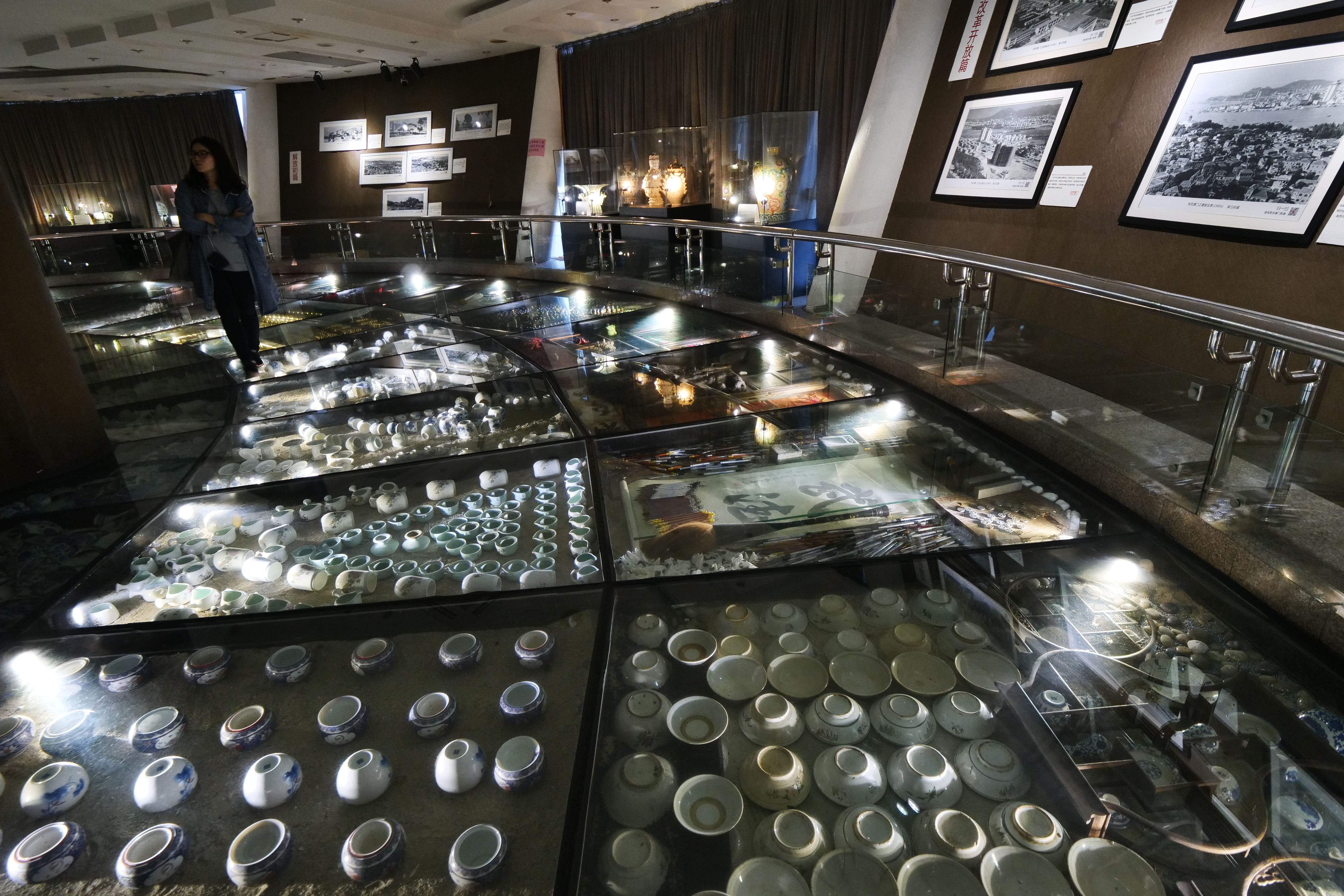 在18樓國家非物質文化遺產館，展示許多舊文物。