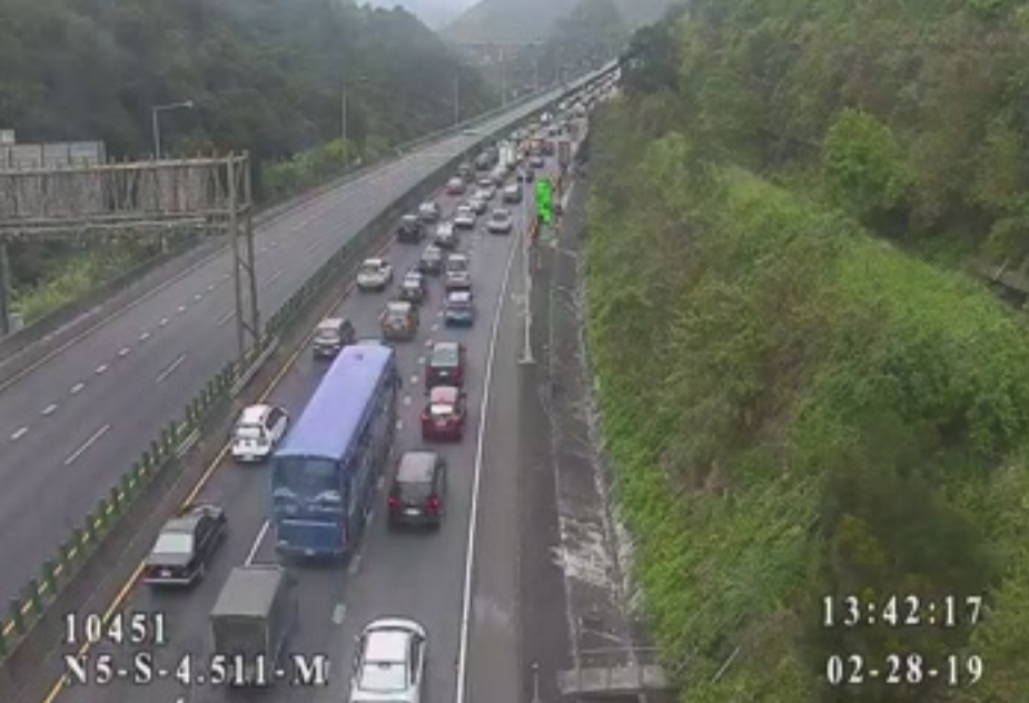 國道 5 號南向4.51km處目前呈現「紫爆」狀態。（翻攝畫面）