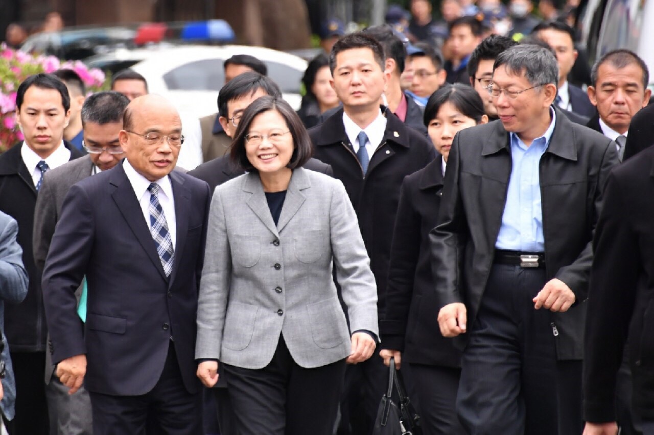 蔡英文及蘇貞昌在柯文哲陪伴下，下午併肩步入228紀念活動會場。（北市府提供）