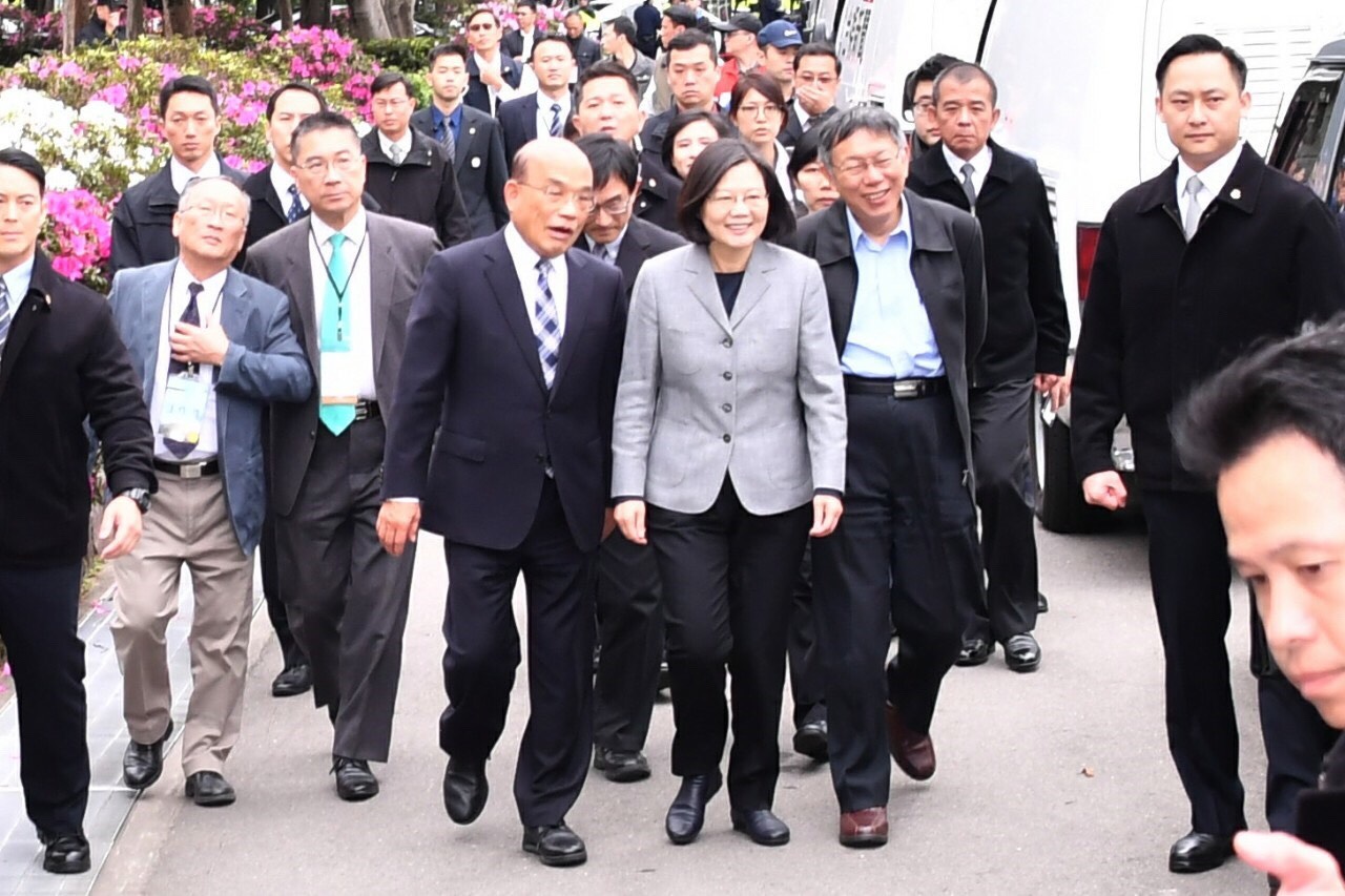 蔡英文及蘇貞昌在柯文哲陪伴下，下午併肩步入228紀念活動會場。（北市府提供）