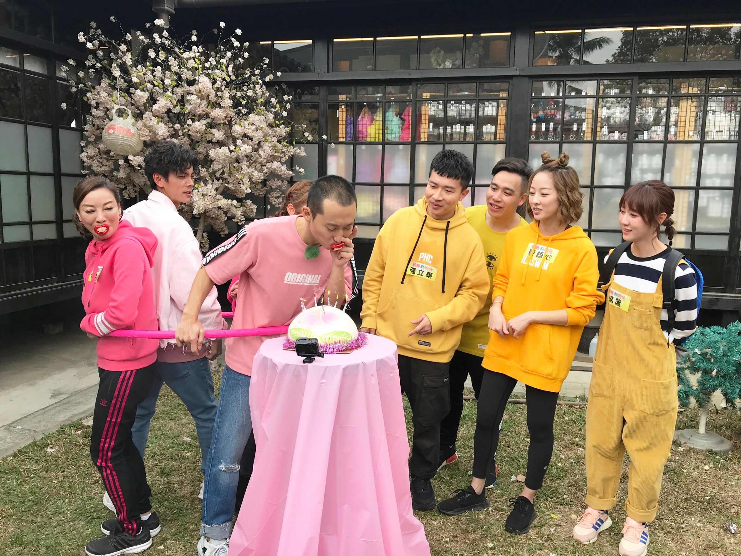 《綜藝新時代》到嘉義錄影，利用慶生設計遊戲關卡，要藝人用鼻孔吹蠟燭。（八大提供）