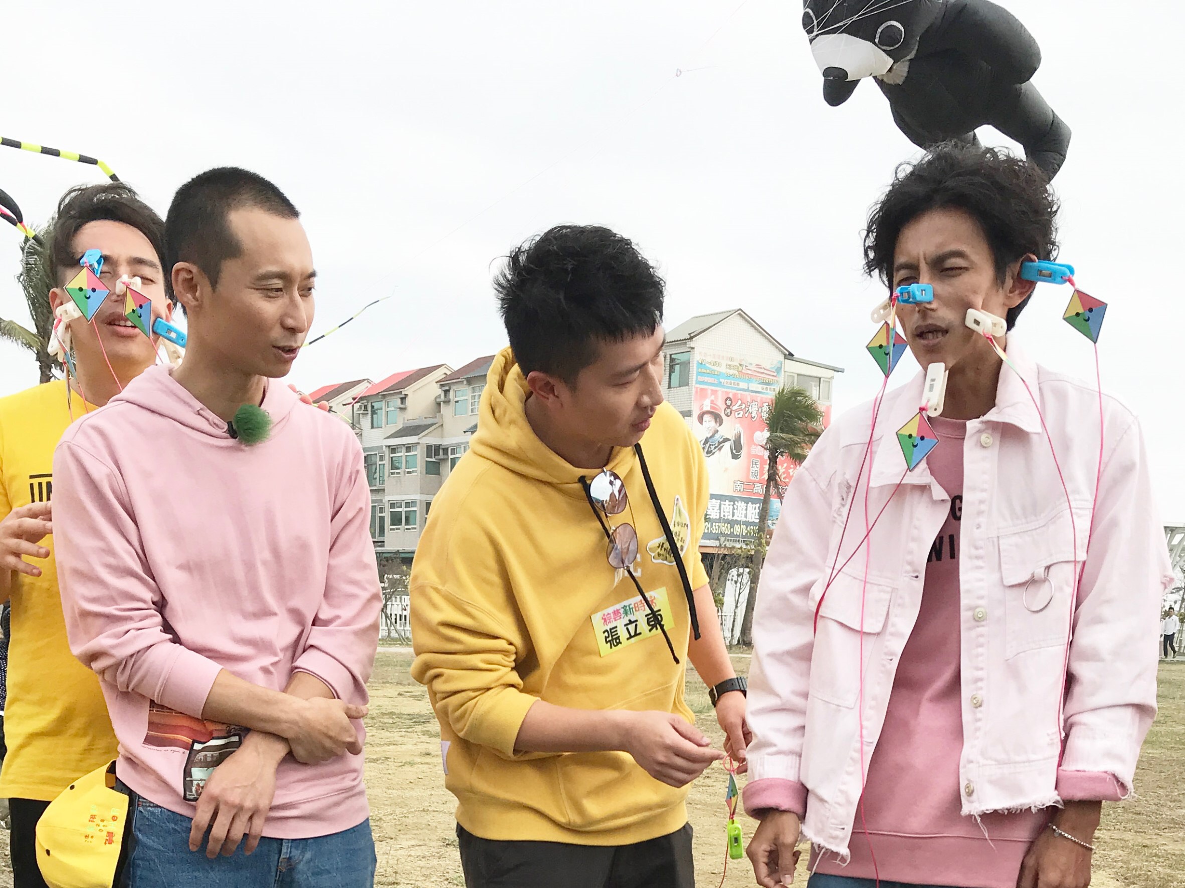 《綜藝新時代》設計的懲罰關卡,讓阿翔滿臉夾子苦不堪言。(八大提供)