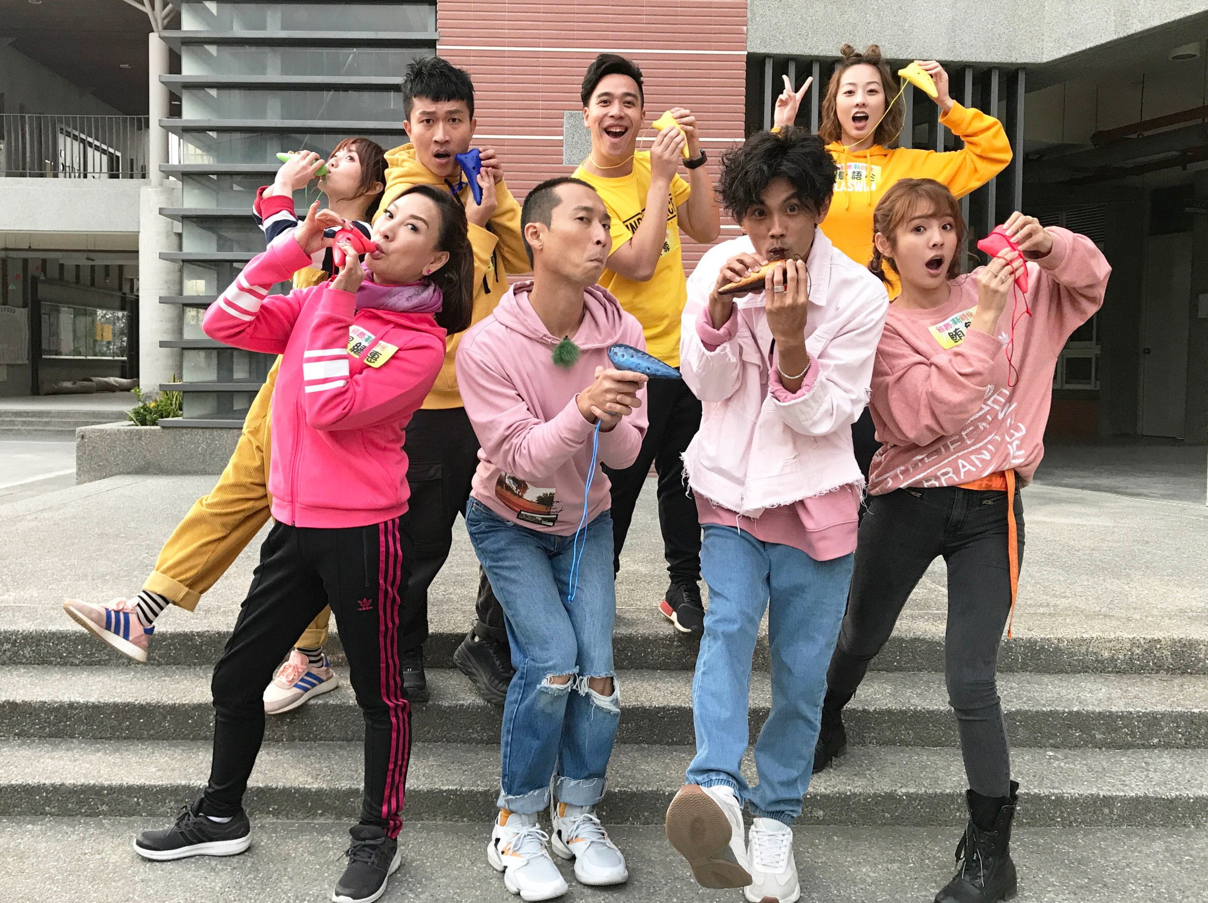 節目成員鼓勵陶笛女孩蔡思涵,一起練習吹奏場面溫馨。(八大提供)