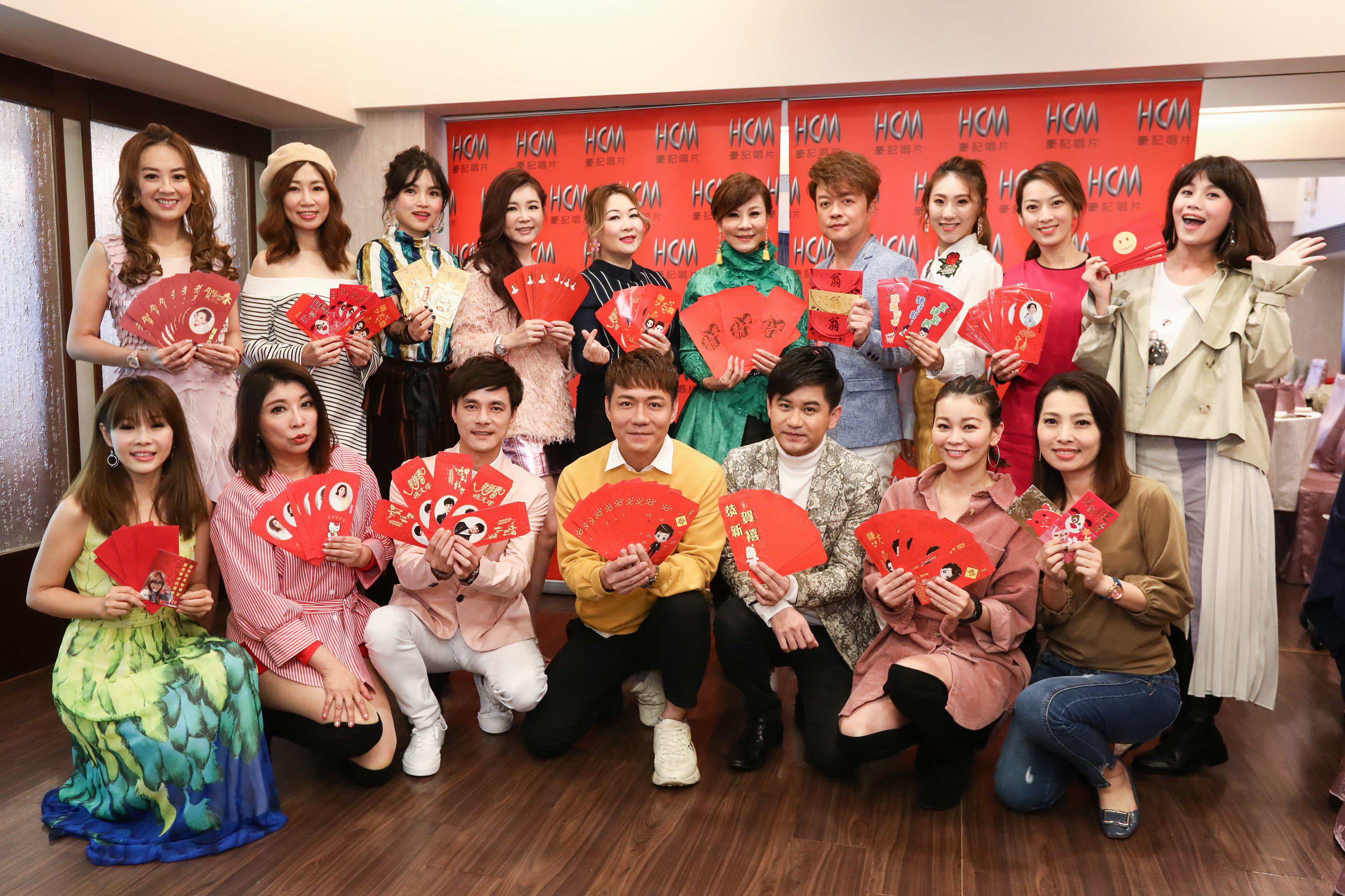 旗下擁有眾多台語歌手的豪記唱片睽違10年辦春酒，由大師姊龍千玉（後排右6）率領包括張秀卿（後排右5）、翁立友（後排右7）等人拜晚年。（豪記唱片提供）