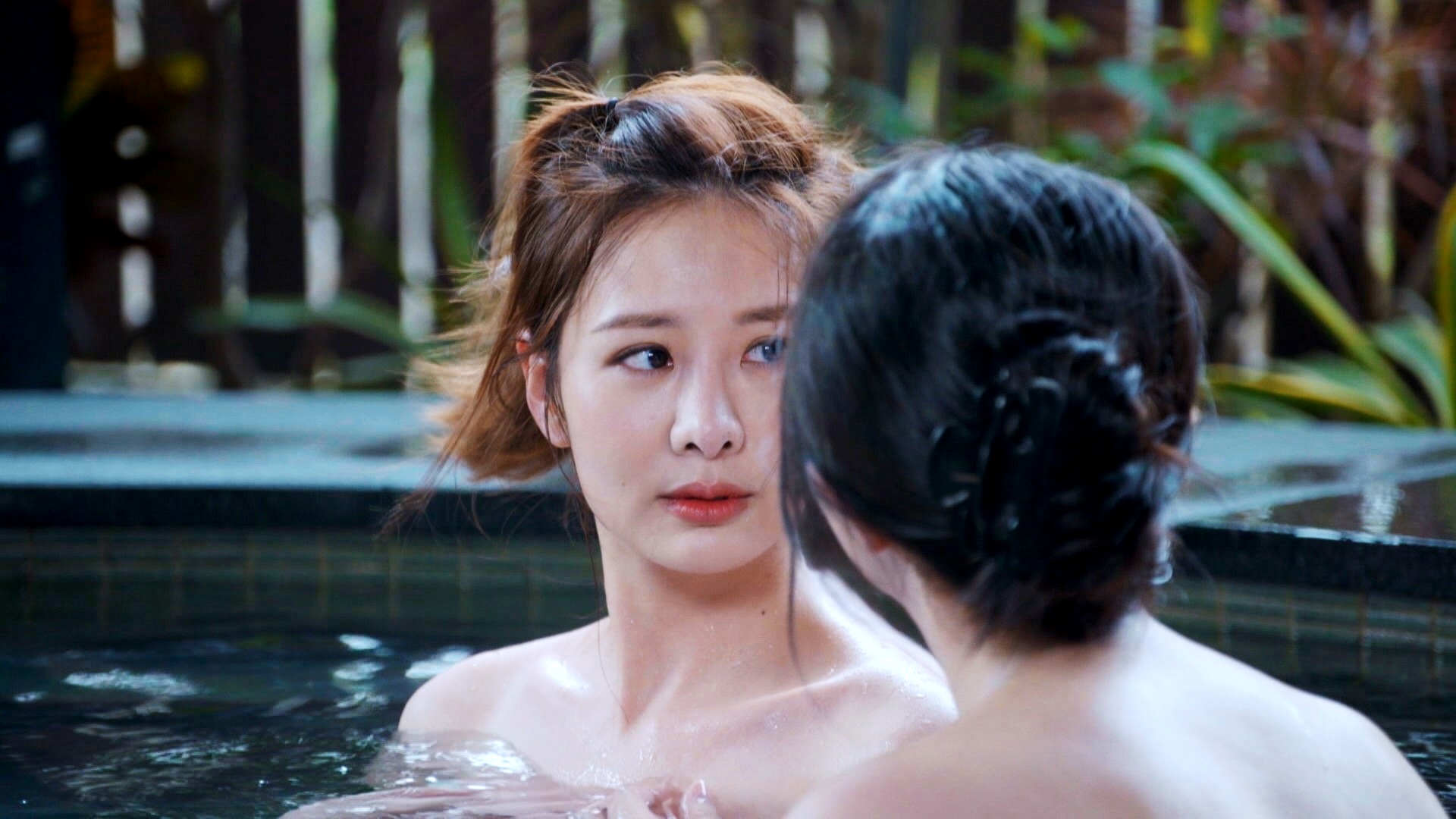 安心亞在《你有念大學嗎？》中與吳品潔泡湯、還被對方表白。（三立提供）