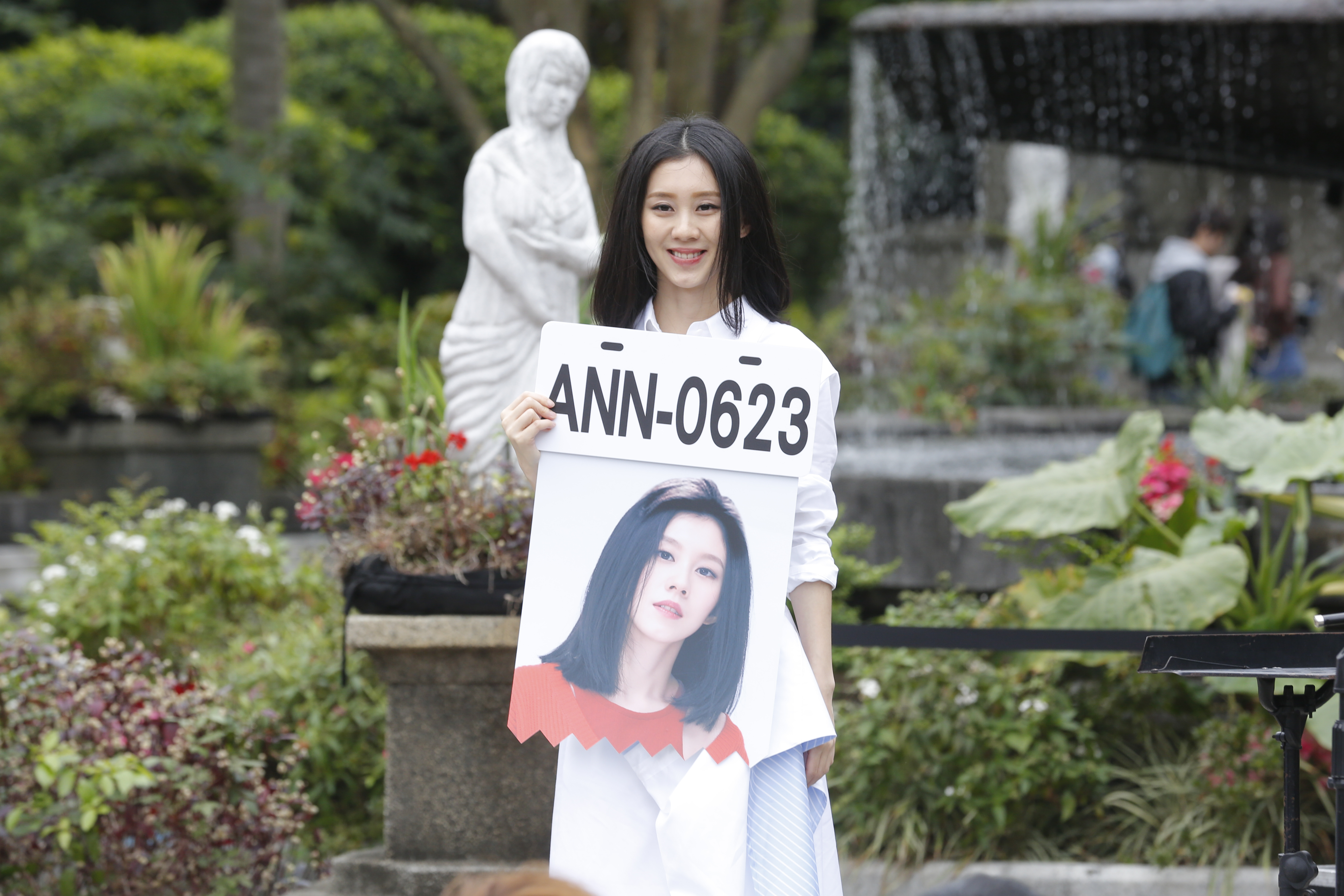 蕭秉治封白安為新一代擋泥板女神，卻把她的瀏海弄成半屏山。