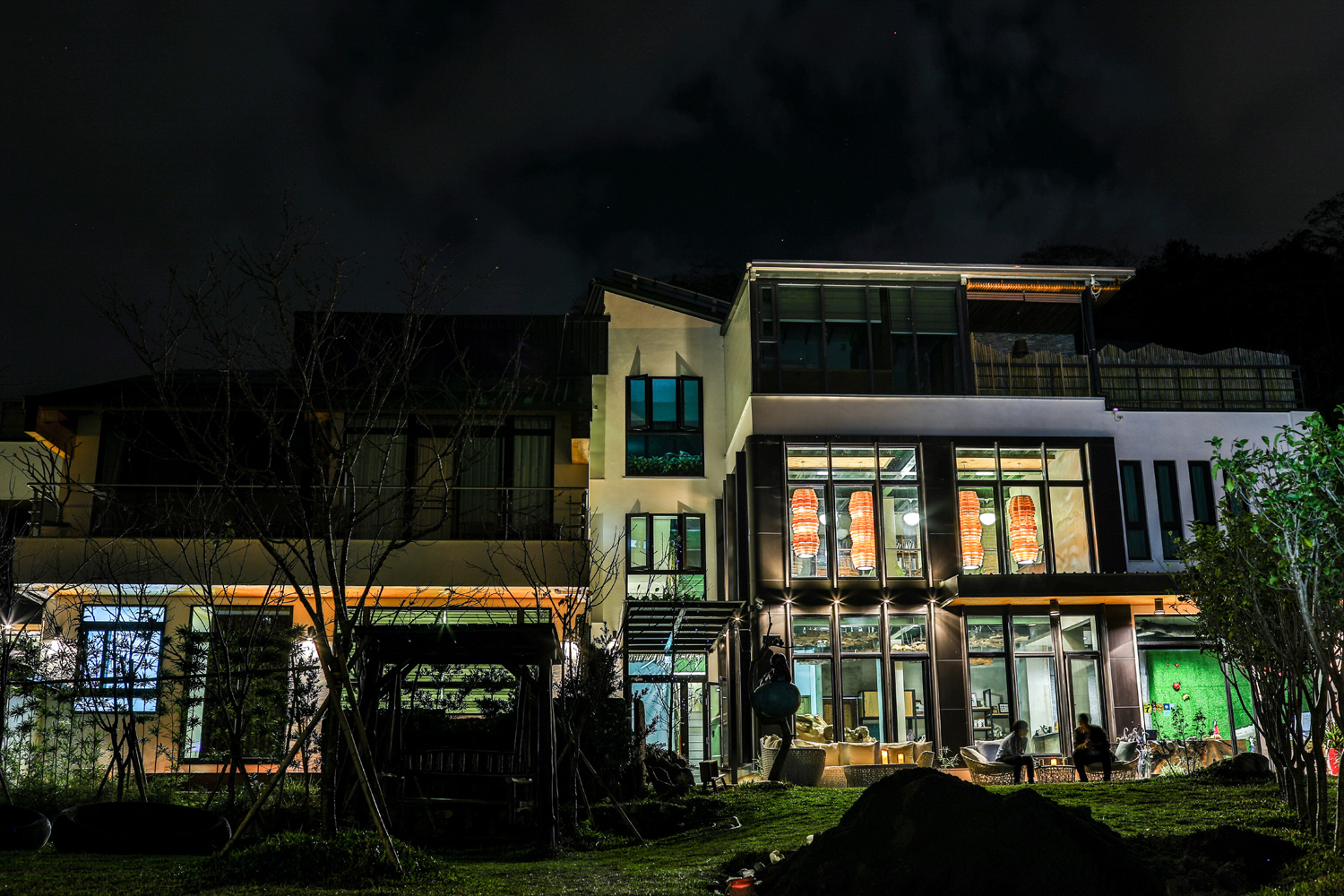 天氣晴朗時，范懷仁會熄滅燈光，坐在民宿前院抬起頭就能看見星星。