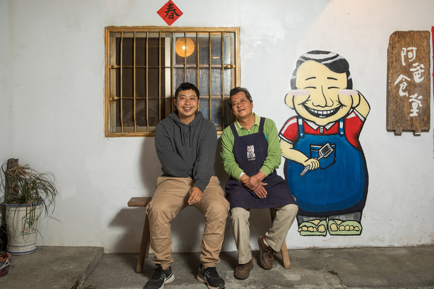 劉俊豪（左）回到家鄉日月潭，就是想要陪劉爸爸（右）一起過生活。