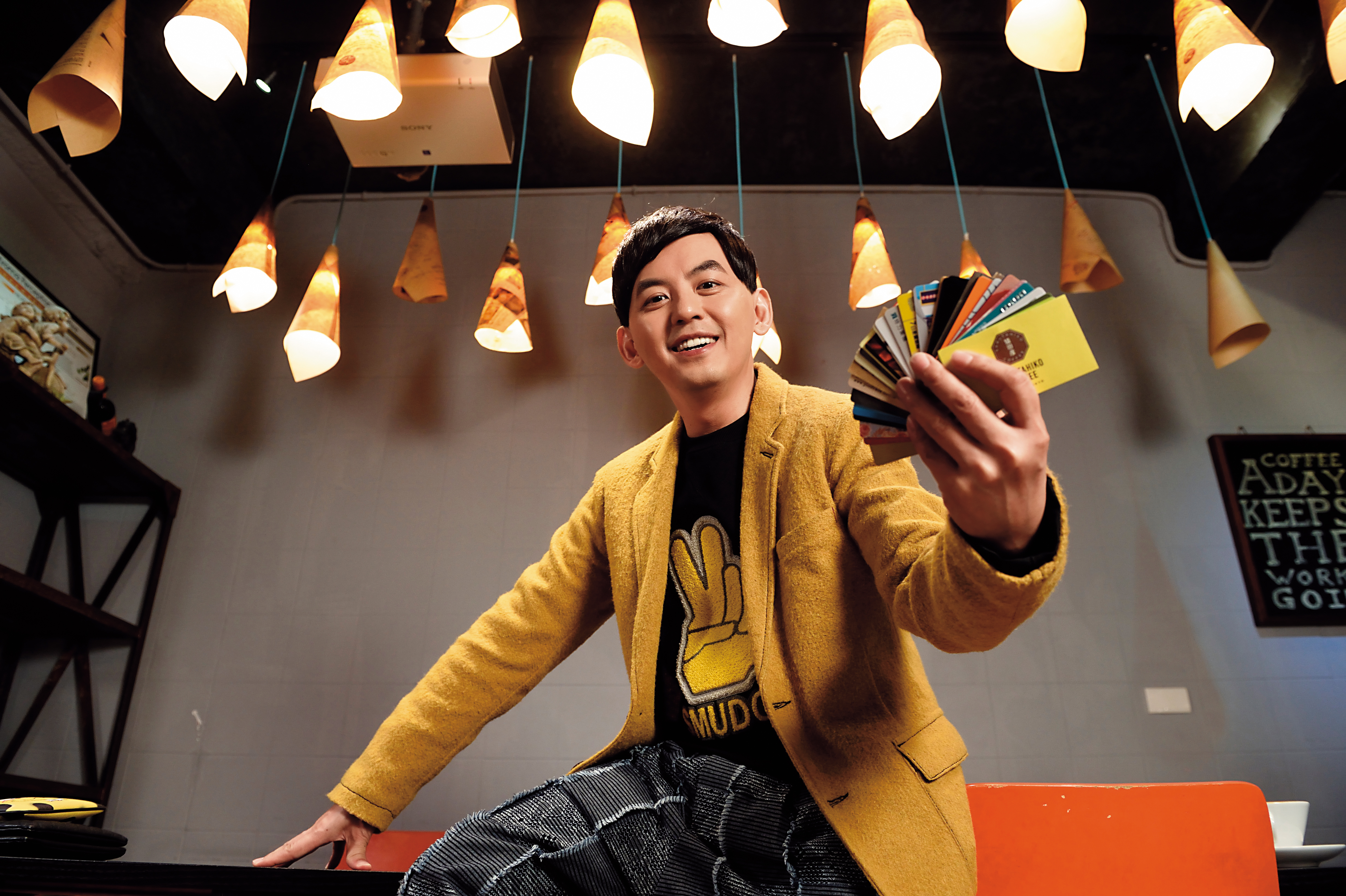 黃子佼熱衷庶民購物樂趣，各家信用卡、集點優惠資訊都在他腦海裡。