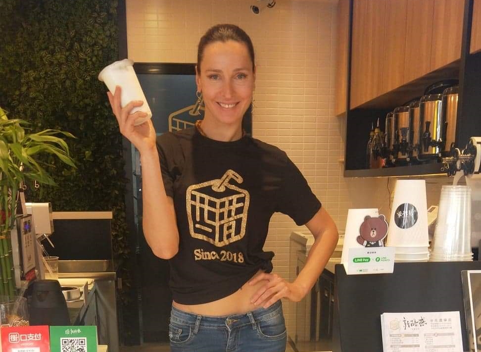 瑪格莉特去年和經紀人合作,砸下200萬元自創手搖飲品牌「新醋感」,即將在大安區微風廣場旁再開第二家分店。(新醋感提供)