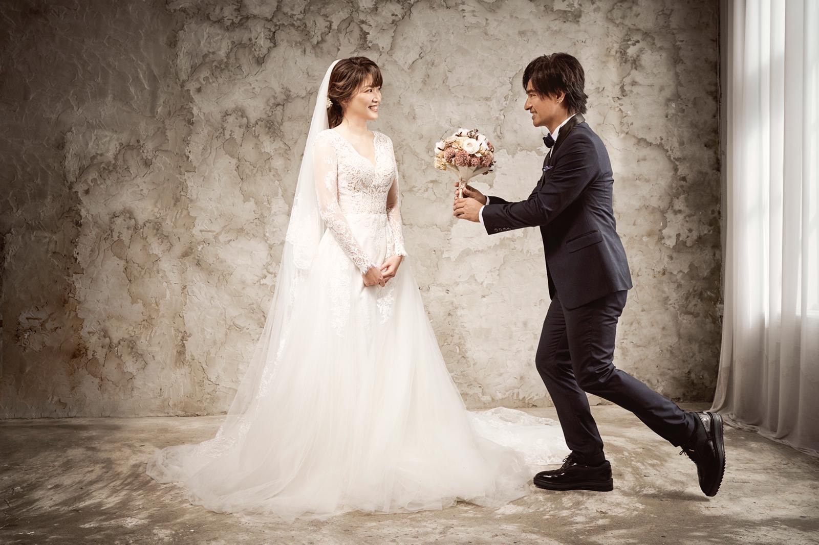 動力火車尤秋興在台南與女友Jenny舉行文定儀式。（華研唱片提供）