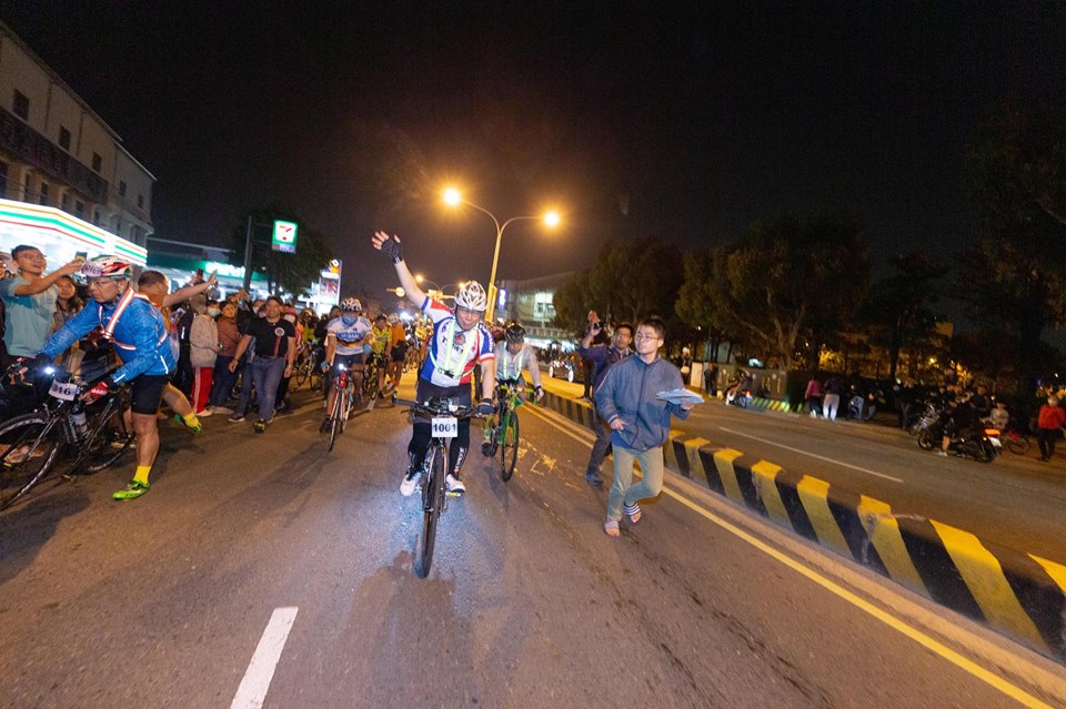 柯文哲從以色列返台後，立刻再度挑戰一日雙城。（翻攝自柯文哲粉絲專頁）