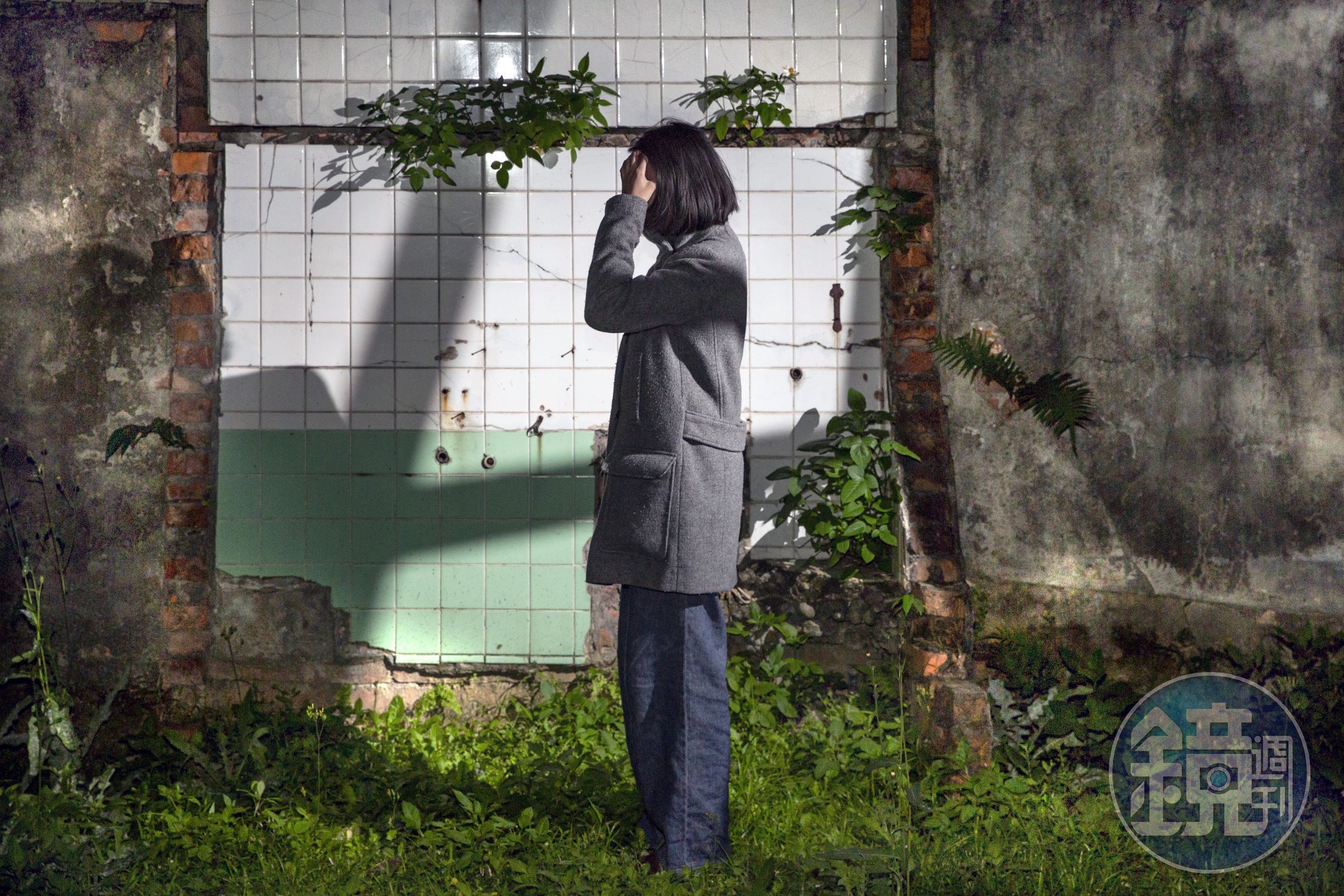 元元說，她常分不清誰是國中同學、誰是國小同學。因為童年壟罩在暴力陰影的恐懼害怕中，以致於她記憶的時序相當錯亂。