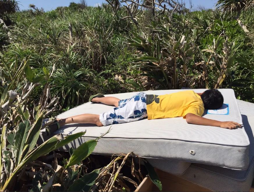 屏東一名關注環保的蕭先生，看到墾丁國家公園周邊有許多遭棄置的大型家具，因而在airbnb上惡搞賣房，希望大家可以重視環境破壞。（圖翻攝自airbnb）