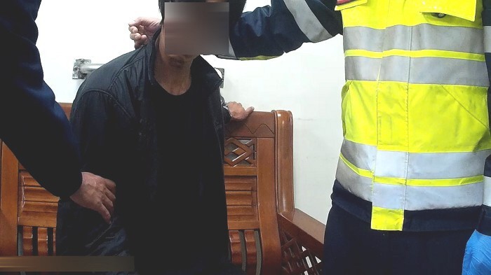 警方將意圖自殺的詹男帶回警所保護管束，並安撫情緒。（警方提供）