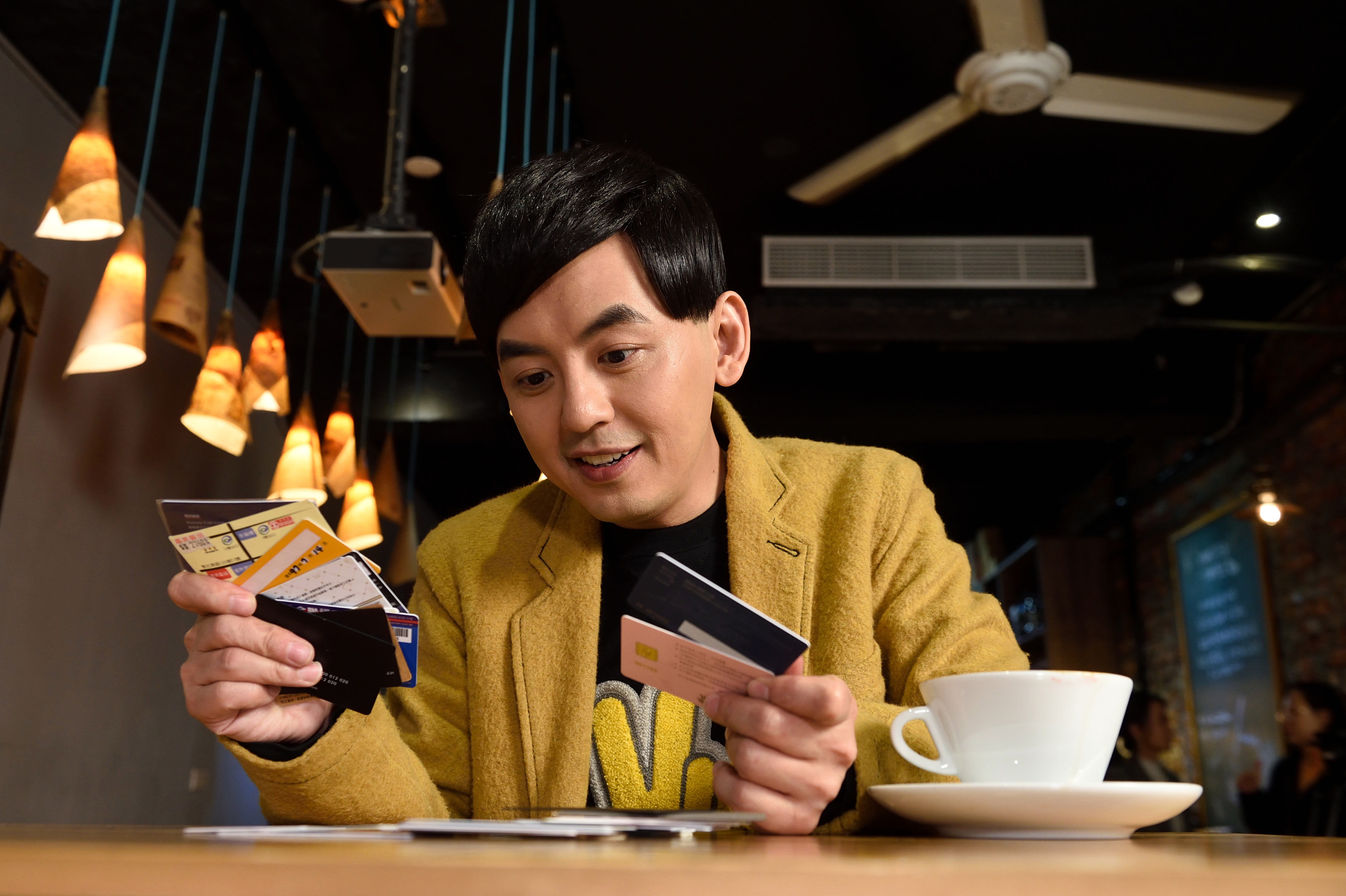 黃子佼熱衷庶民購物樂趣，各家信用卡、集點優惠資訊都在他腦海裡。