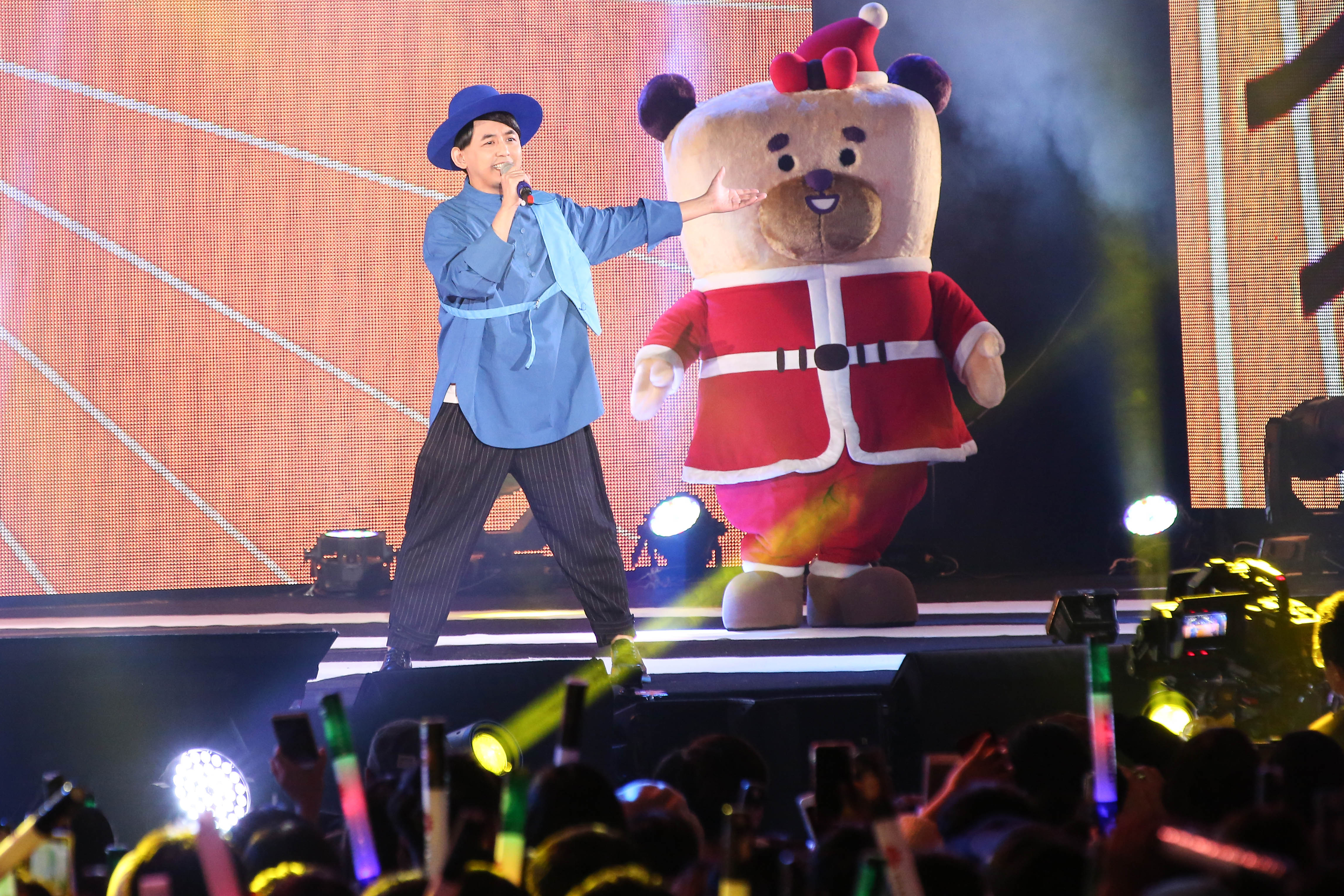 等了30年，終於推出個人專輯，黃子佼難掩興奮之情。