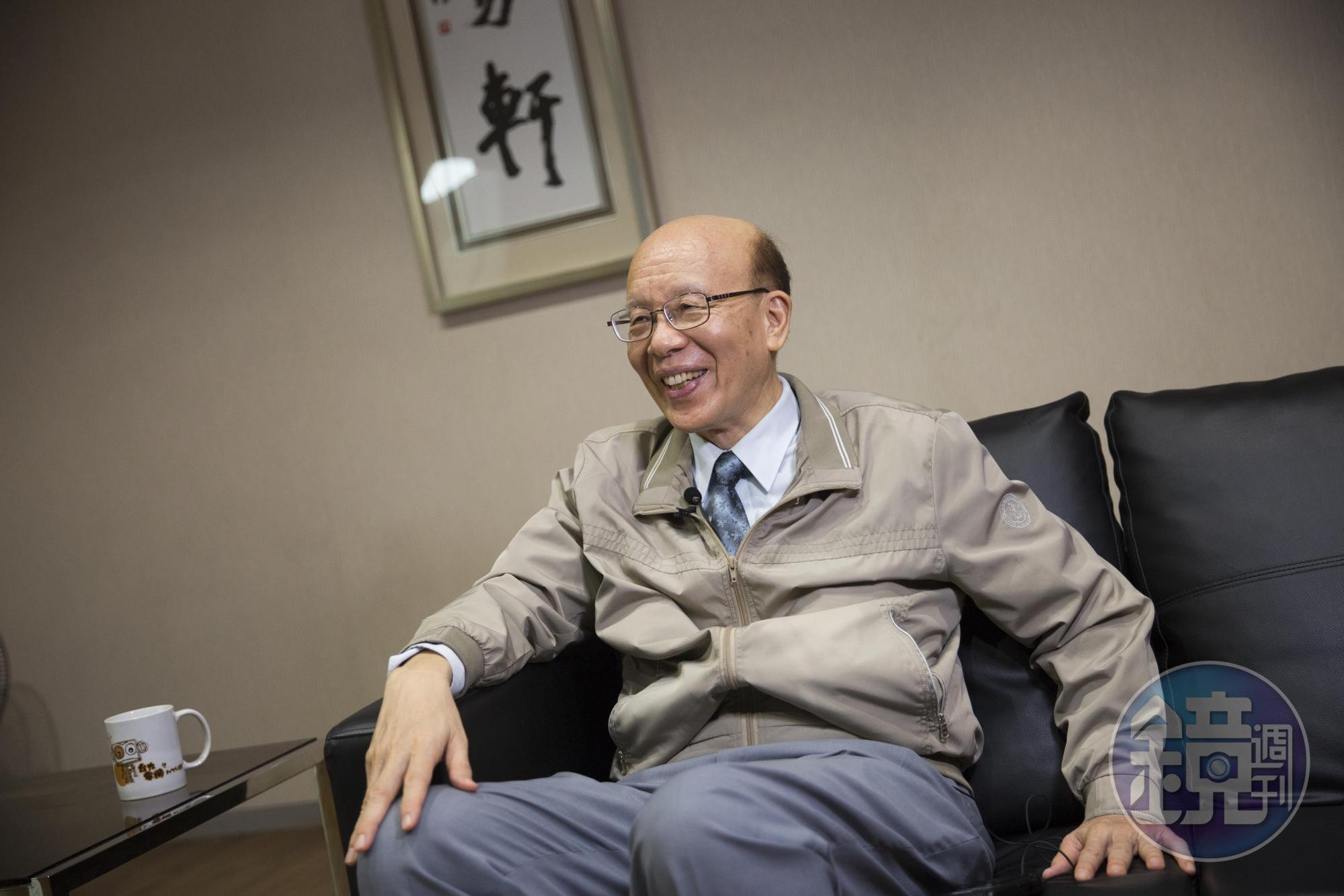 李嗣涔學者性格，作風樸實，總是穿同一套衣服，但談起超能力就妙語如珠。