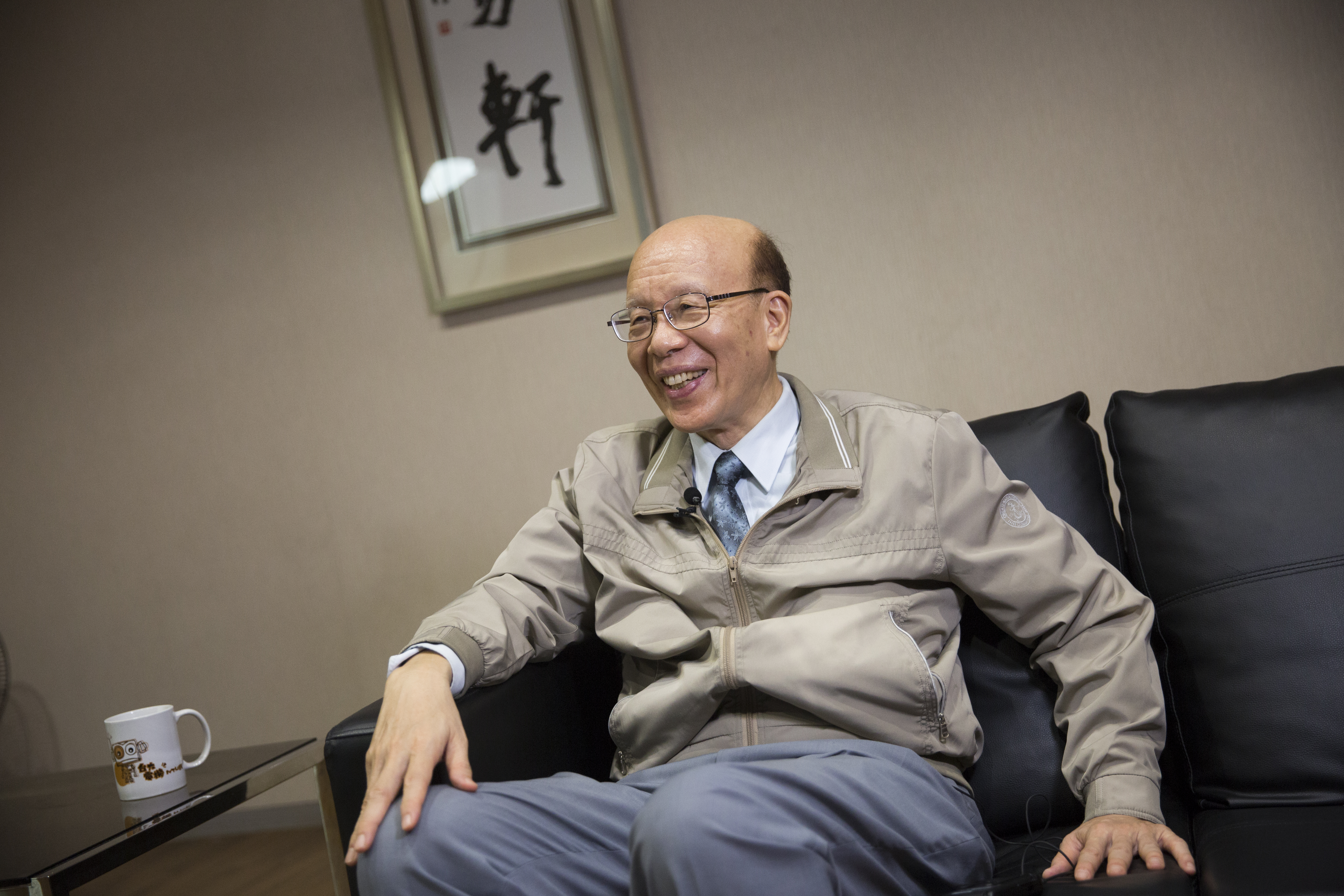 李嗣涔學者性格，作風樸實，總是穿同一套衣服，但談起超能力就妙語如珠。