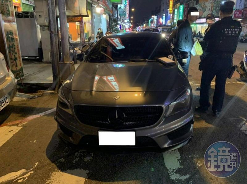 警方盤查開賓士車違停的蕭男。（警方提供）