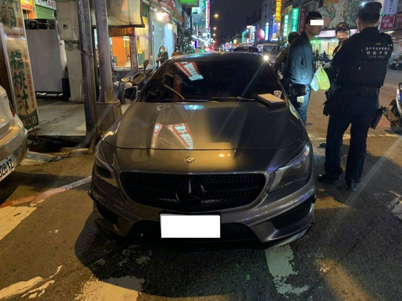 警方盤查開賓士車違停的蕭男。(警方提供)
