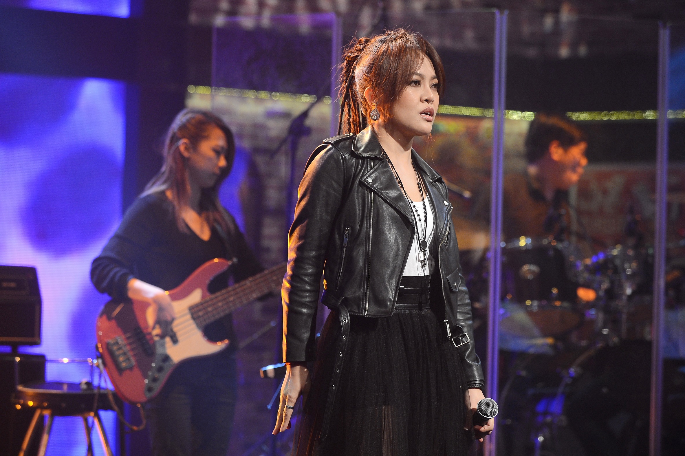 戴愛玲唱歌非常投入，不過一開始訪問就很容易笑場。 （八大提供） 