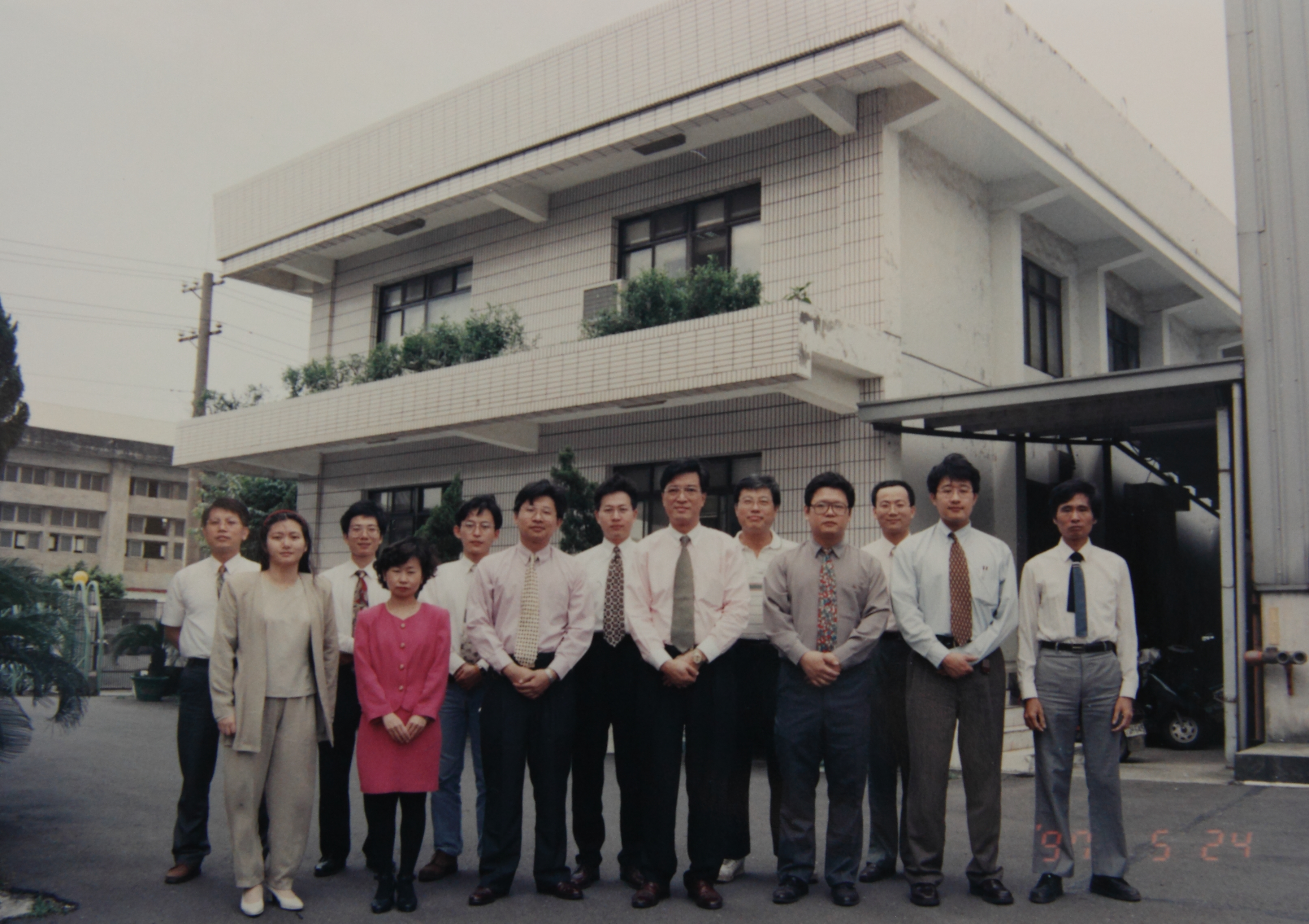 1995年朱永正抵押房子貸款千萬元買下源友，當時總經理呂明哲已在公司任職。（源友提供）