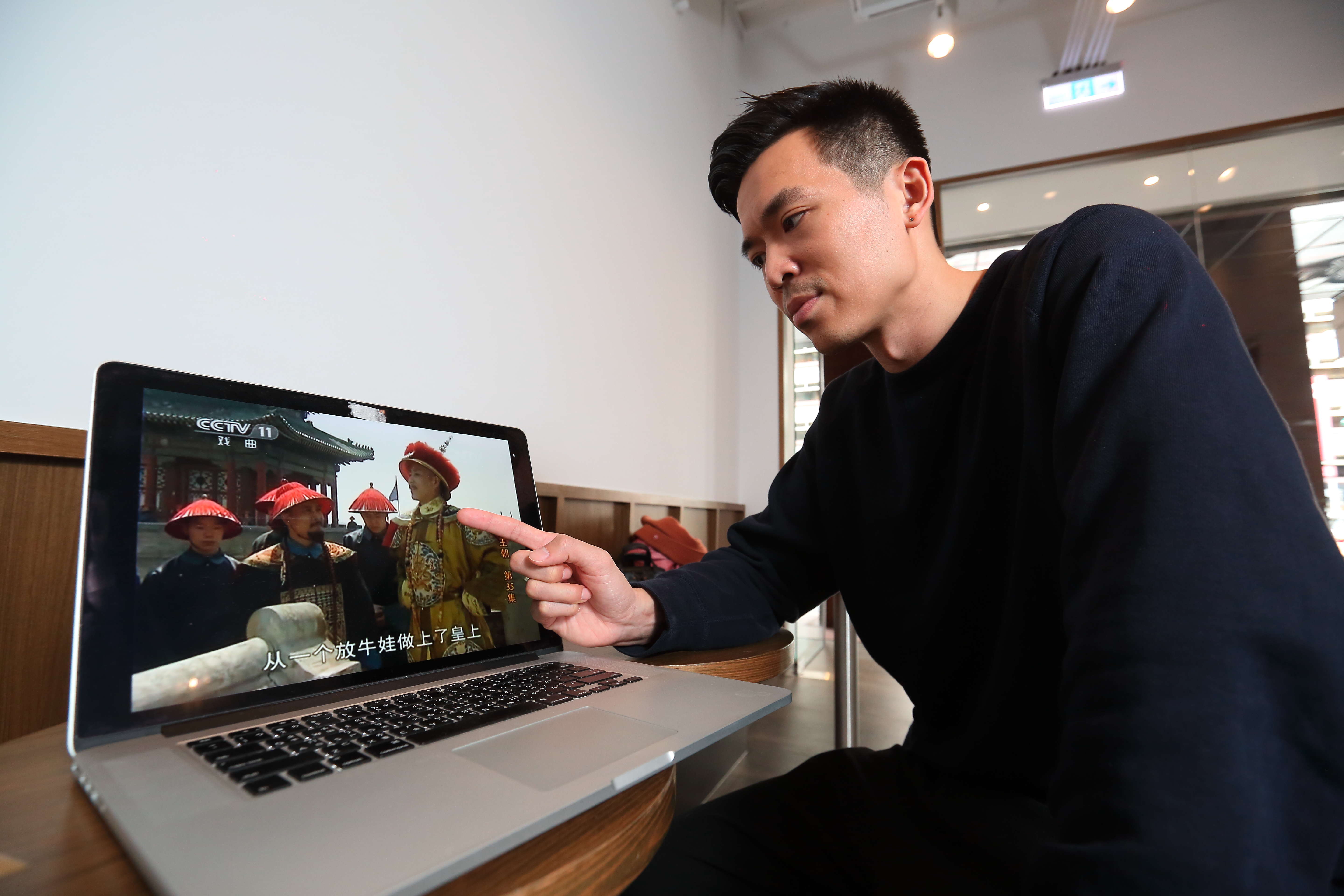 為訓練自己接班，兒時父親逼朱茂亨一起看宮廷劇。