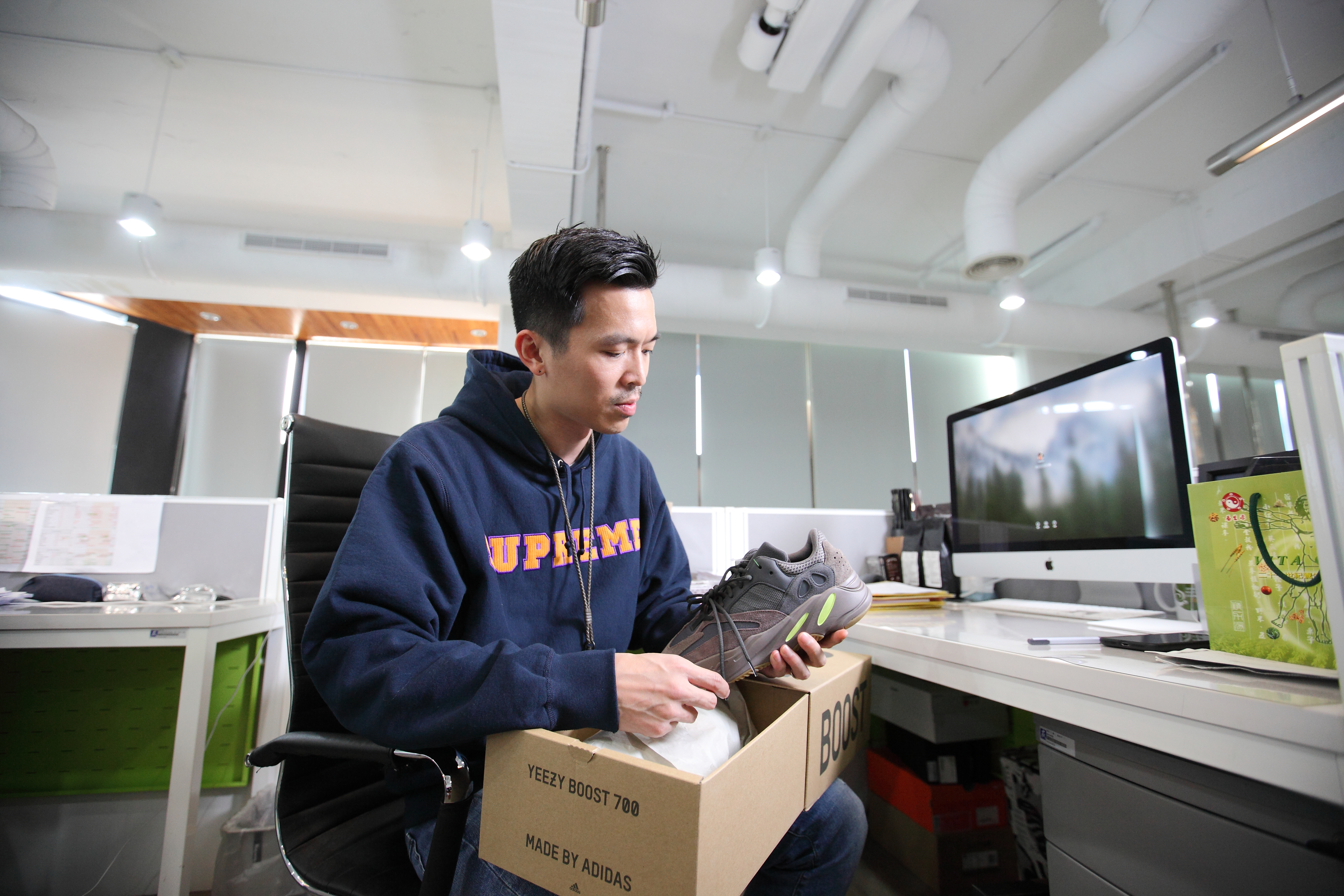 朱茂亨愛鞋成癡，為了不讓太太發現，還會藏到公司。