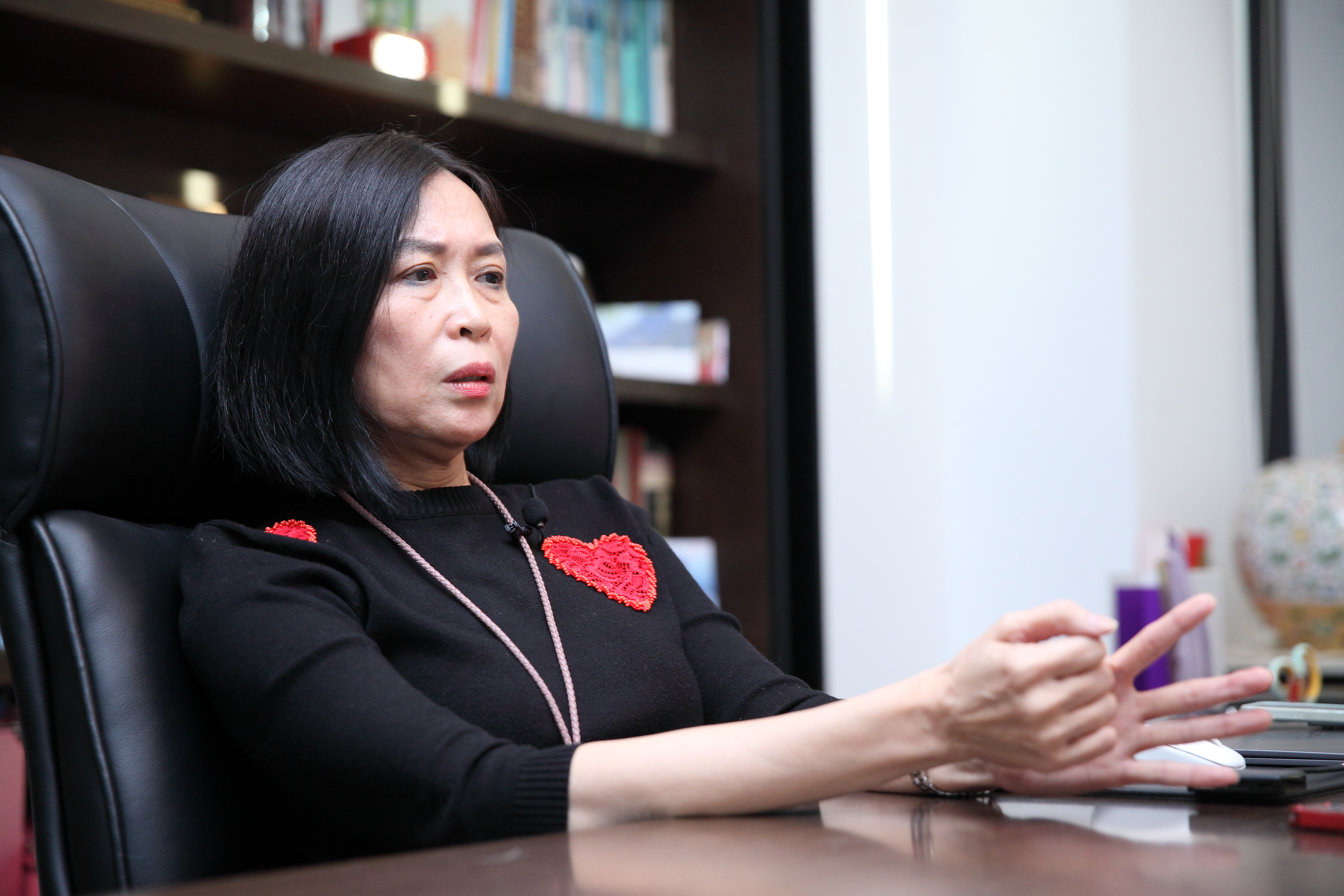 先生驟逝後，李惠芝一夕之間成了董事長，她不允許自己掉眼淚。