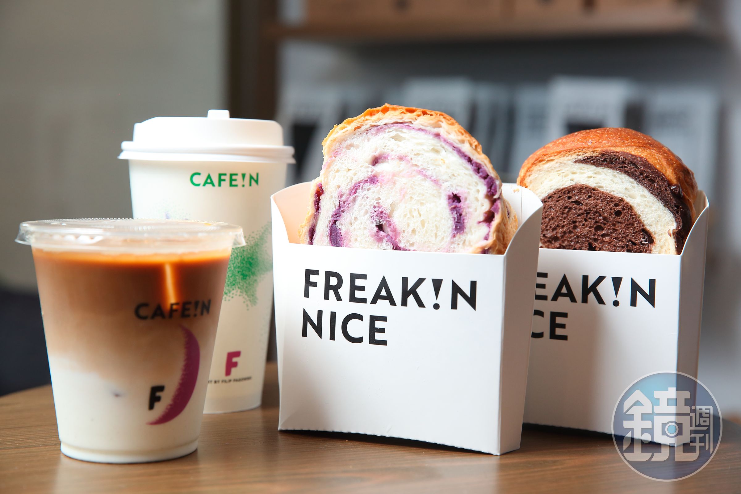  Café in的精品咖啡最低價格40元，吐司則請法國世界麵包大賽特別獎武子靖提供。（冠軍拿鐵，70元/杯，香甜紫薯吐司，50元/份，福灣巧克力吐司，65元/份）