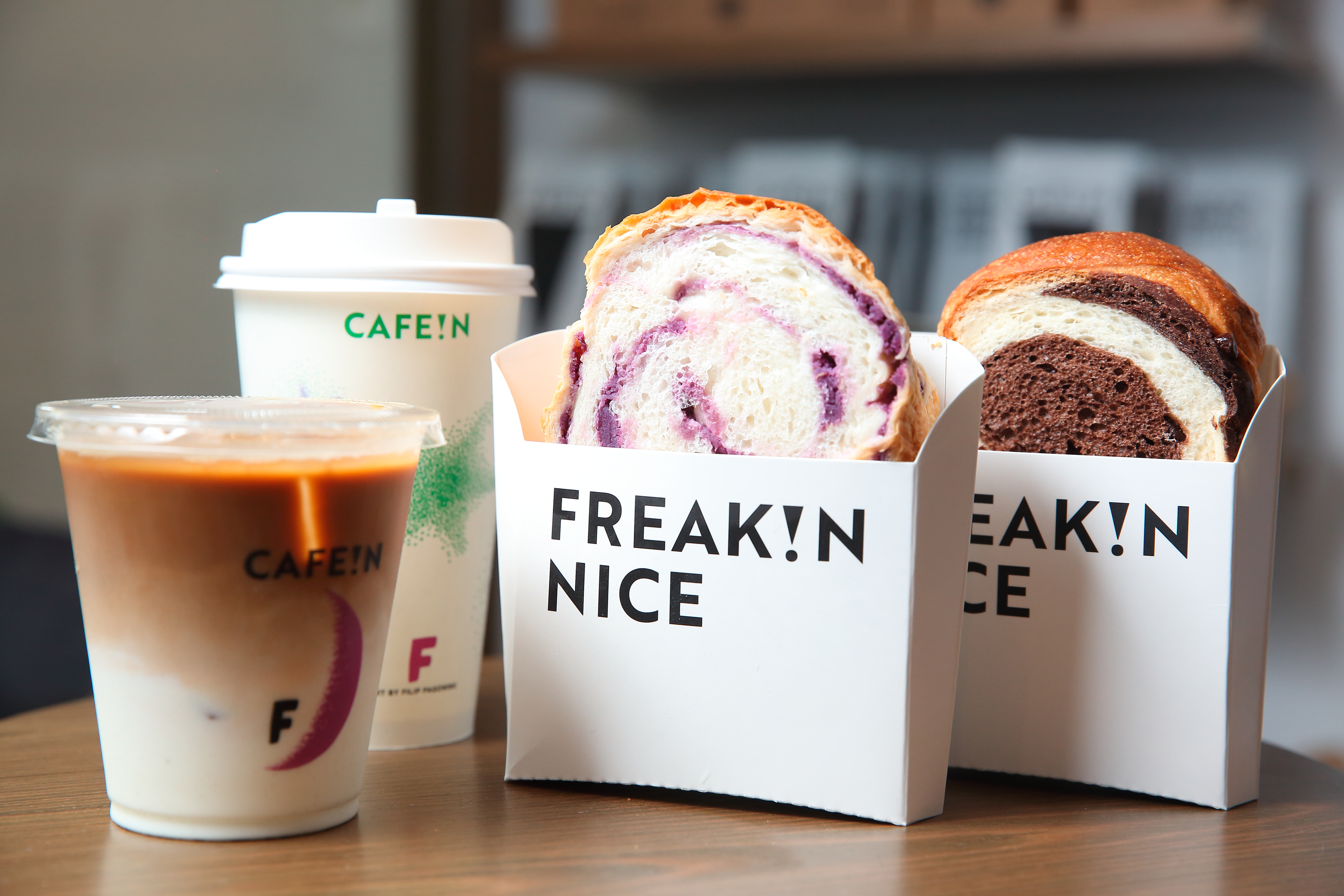  Café in的精品咖啡最低價格40元，吐司則請法國世界麵包大賽特別獎武子靖提供。（冠軍拿鐵，70元/杯，香甜紫薯吐司，50元/份，福灣巧克力吐司，65元/份）