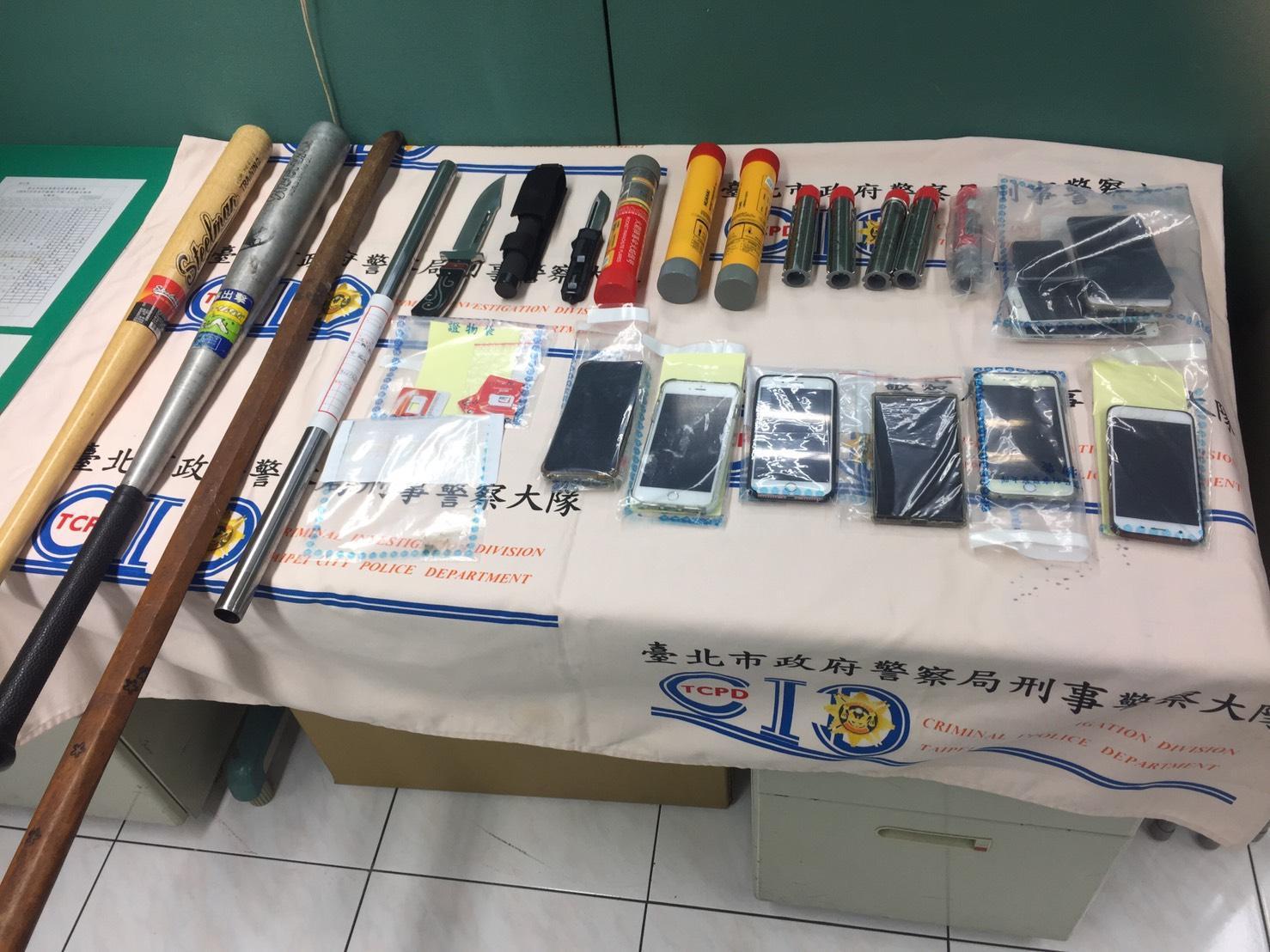 遭警方查獲第二級毒品大麻毛重0.3克、鐵棍、甩棒等證物。（警方提供）