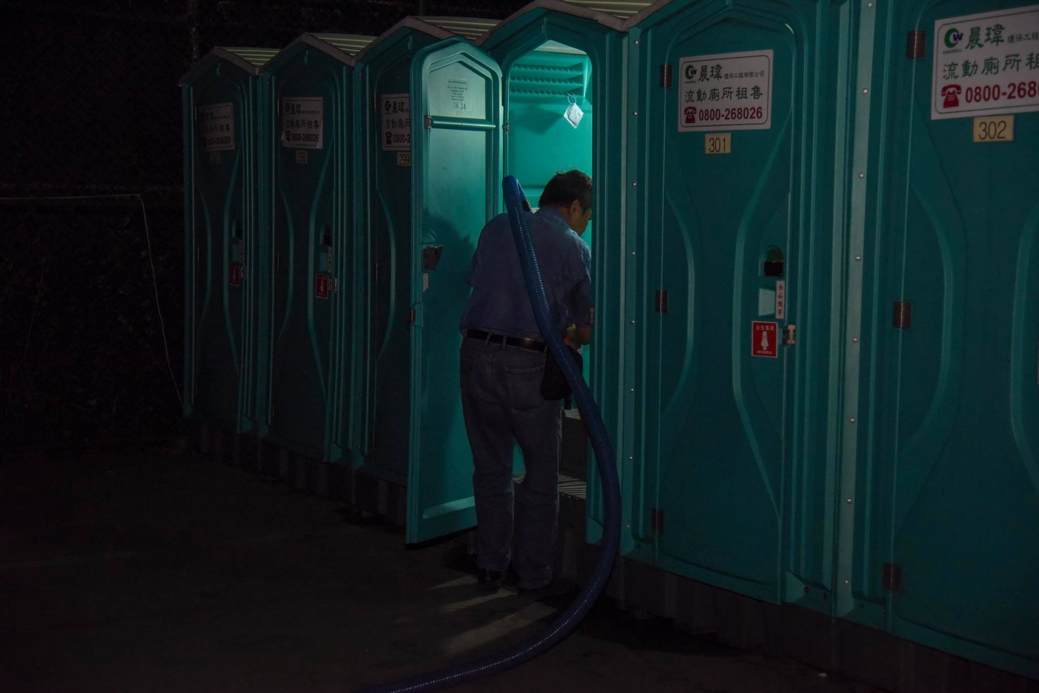 遊客回家後，清潔人員大半夜努力打掃流動廁所，讓隔天有乾淨廁所可用。（擷自潘孟安臉書）