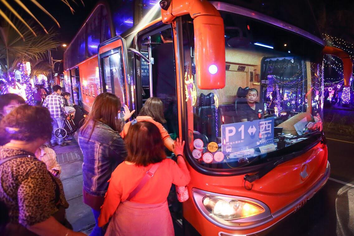 燈會人潮眾多，屏東縣府派出900台接駁車疏運。（擷自潘孟安臉書）