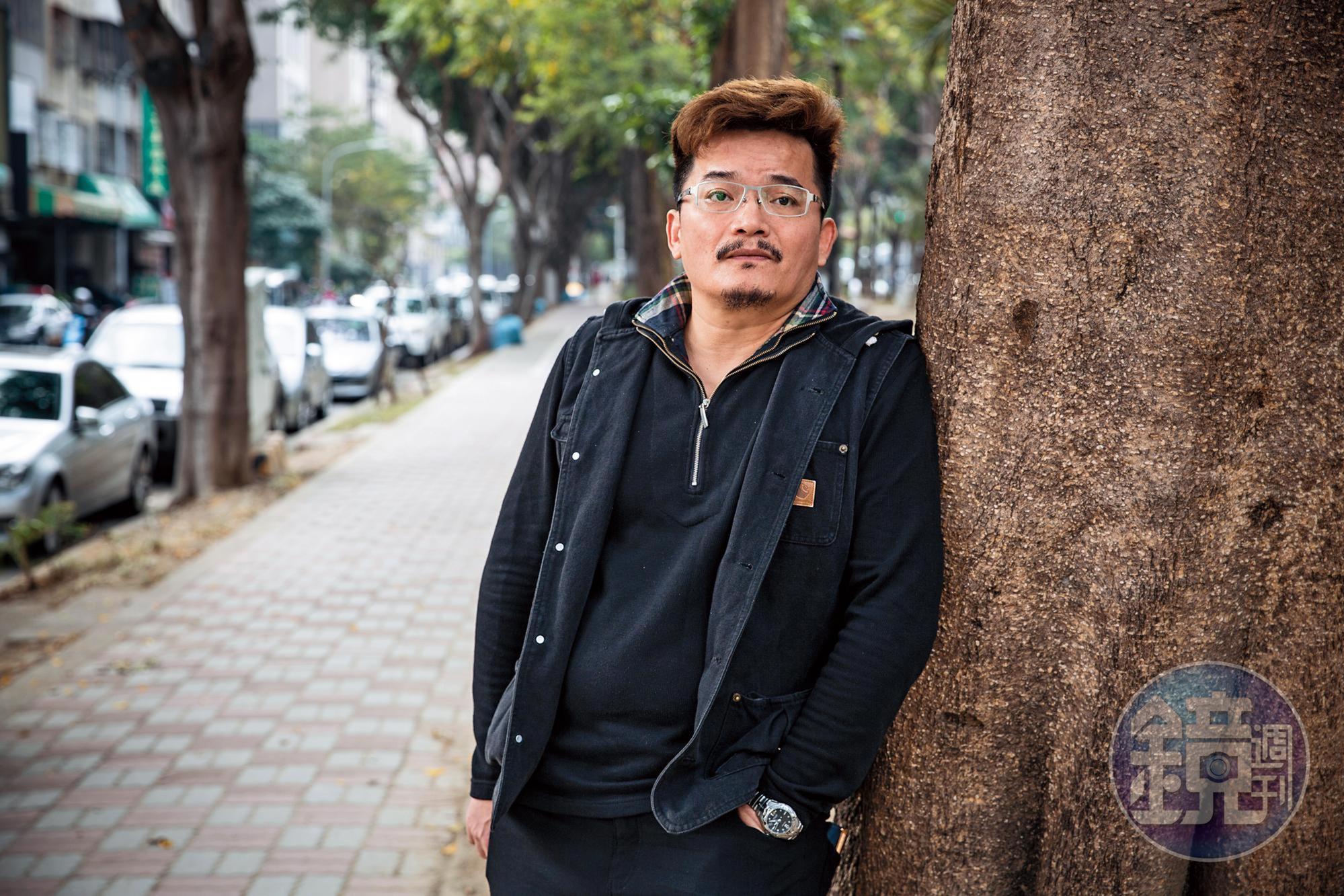 如今王元照是職業魔術師，前年出獄後，他開始用魔術博人歡笑。
