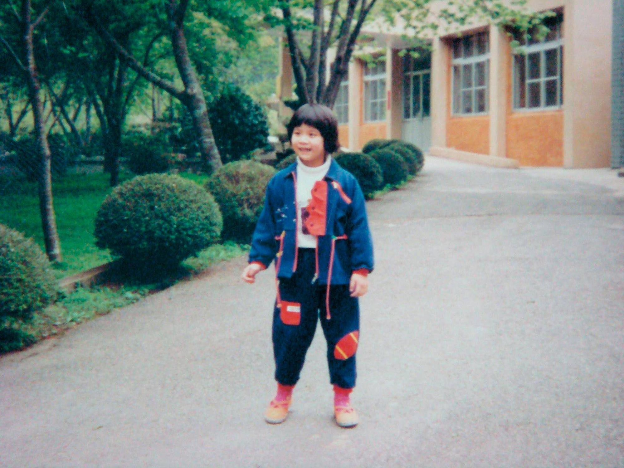 韓依璟擅長攝影的父親為她拍攝的照片，她在小學一、二年級之前都還保有這種歡樂的笑容。（韓依璟提供）